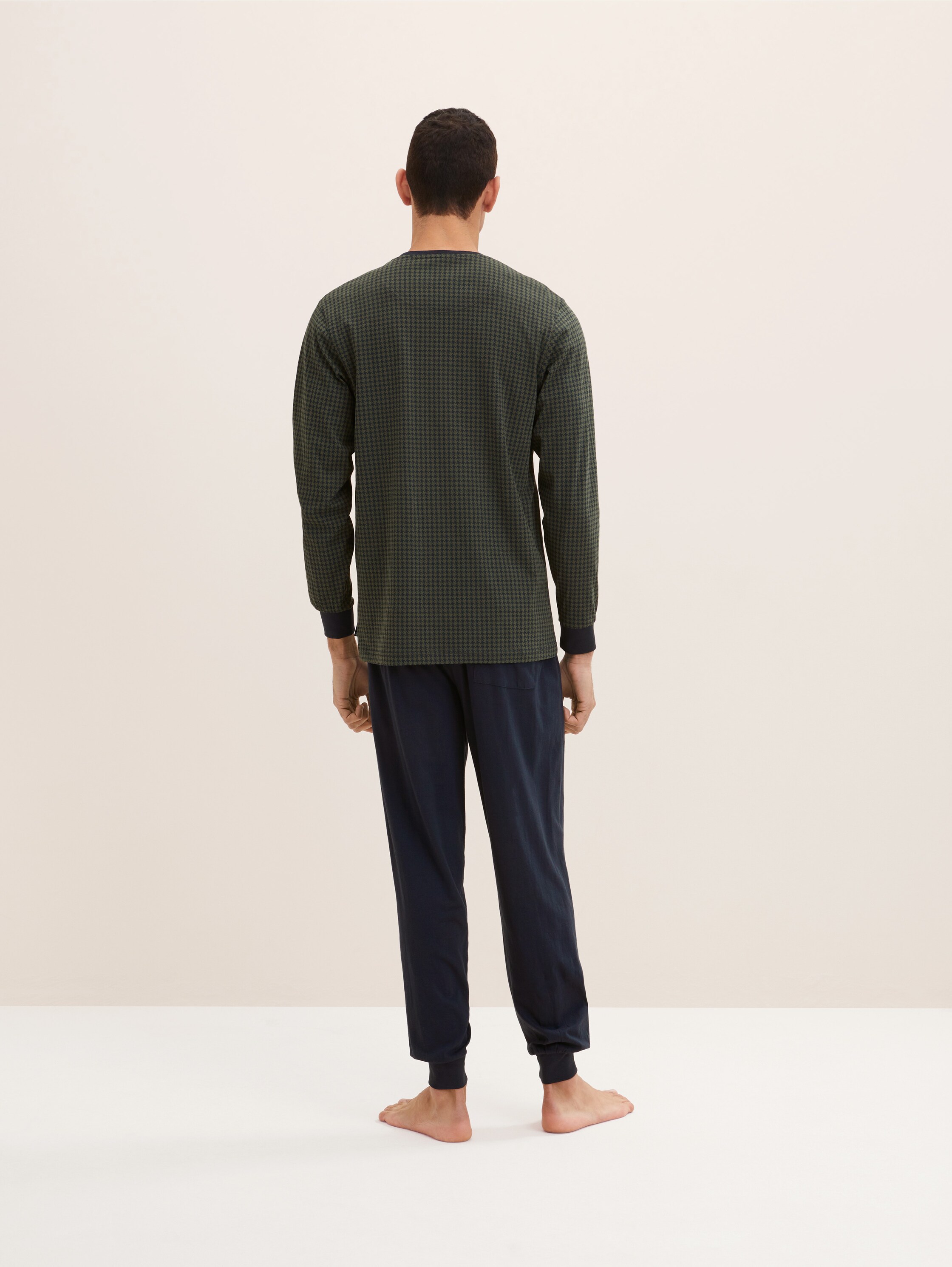 Patterned pyjamas - grün-dunkel-Allover - Neckline model-back view