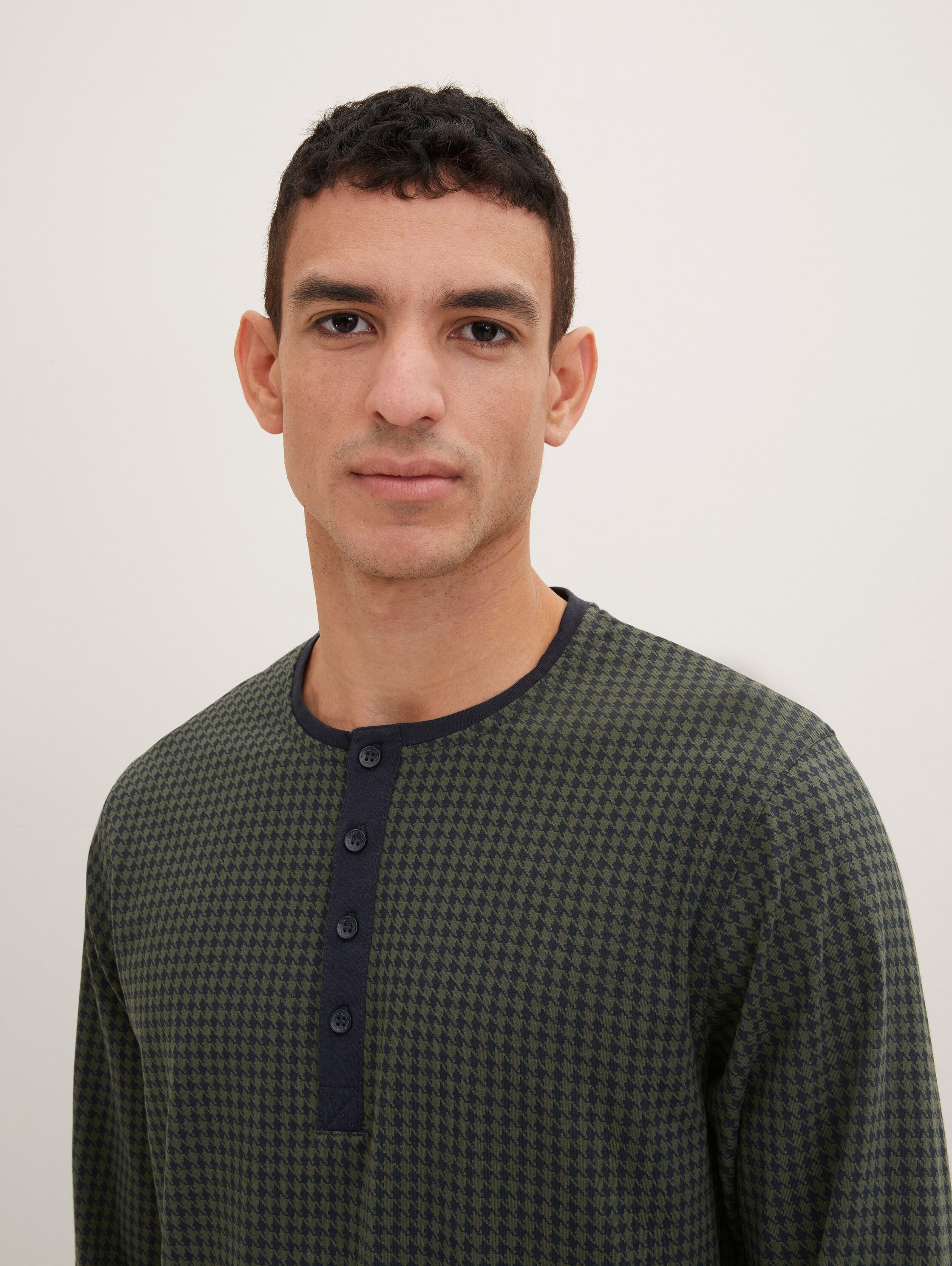 Patterned pyjamas - grün-dunkel-Allover - Detail model view