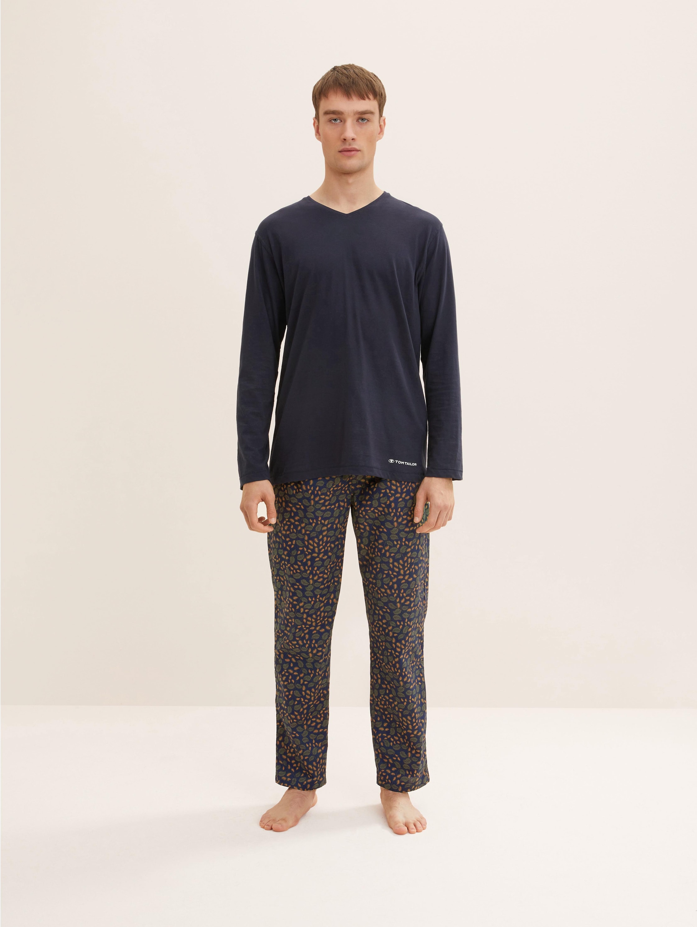 Pyjamabroek met patterns - green allover - Model vooraanzicht