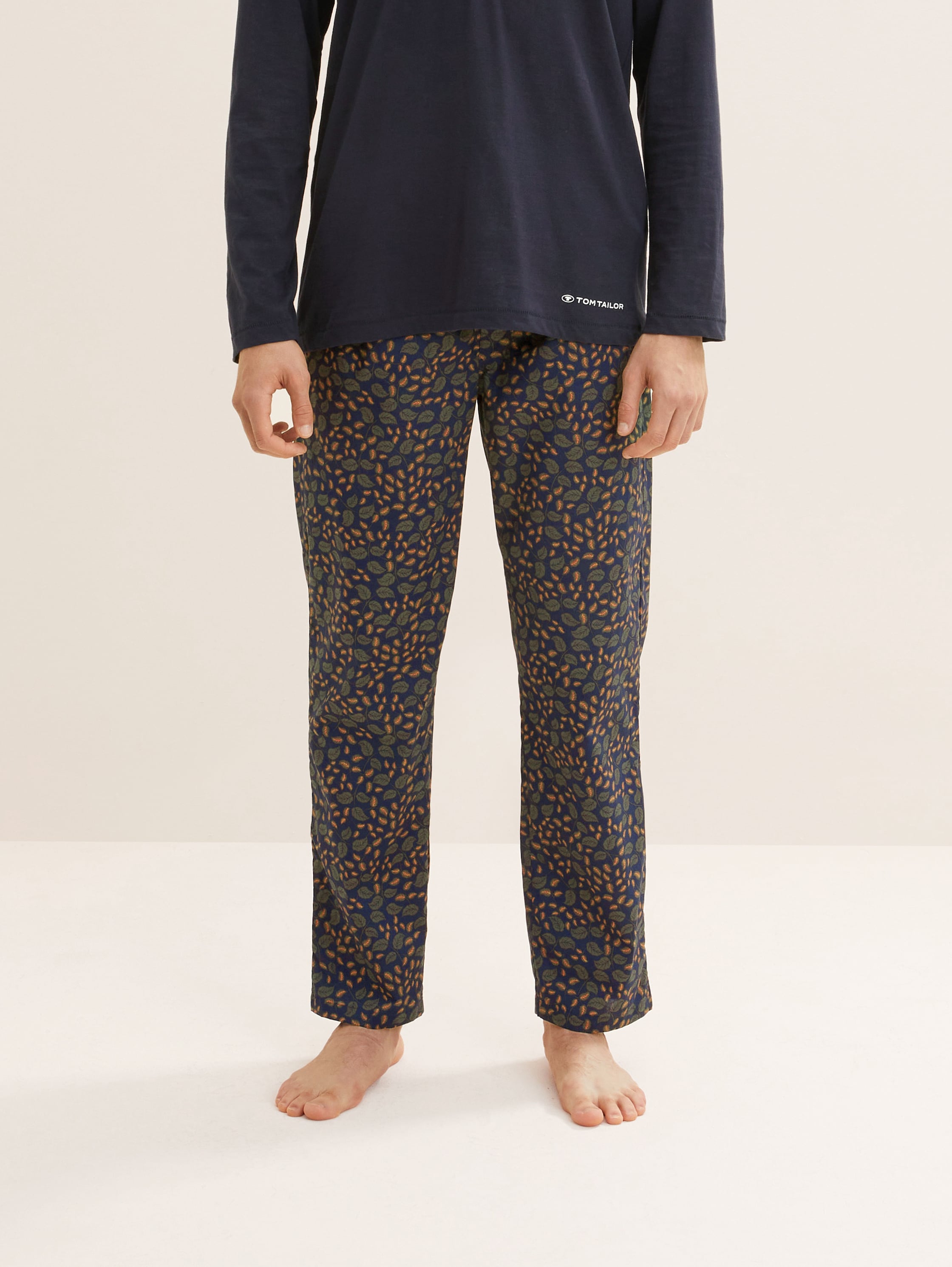 Pyjamabroek met patterns - green allover - Nek model vooraanzicht