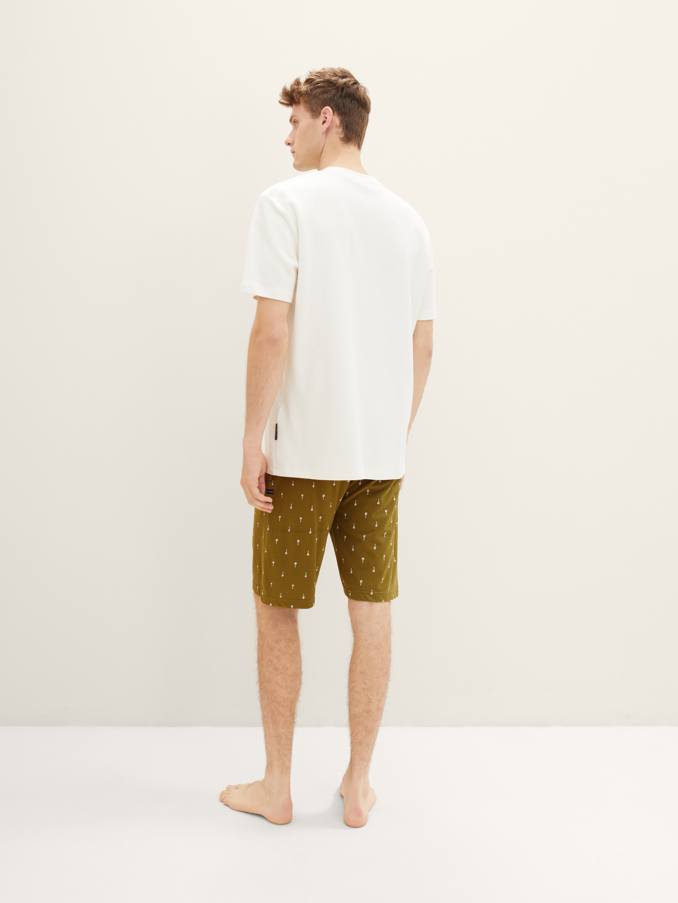 Bermudas with a drawstring - green-medium-allover - Neckline model-back view