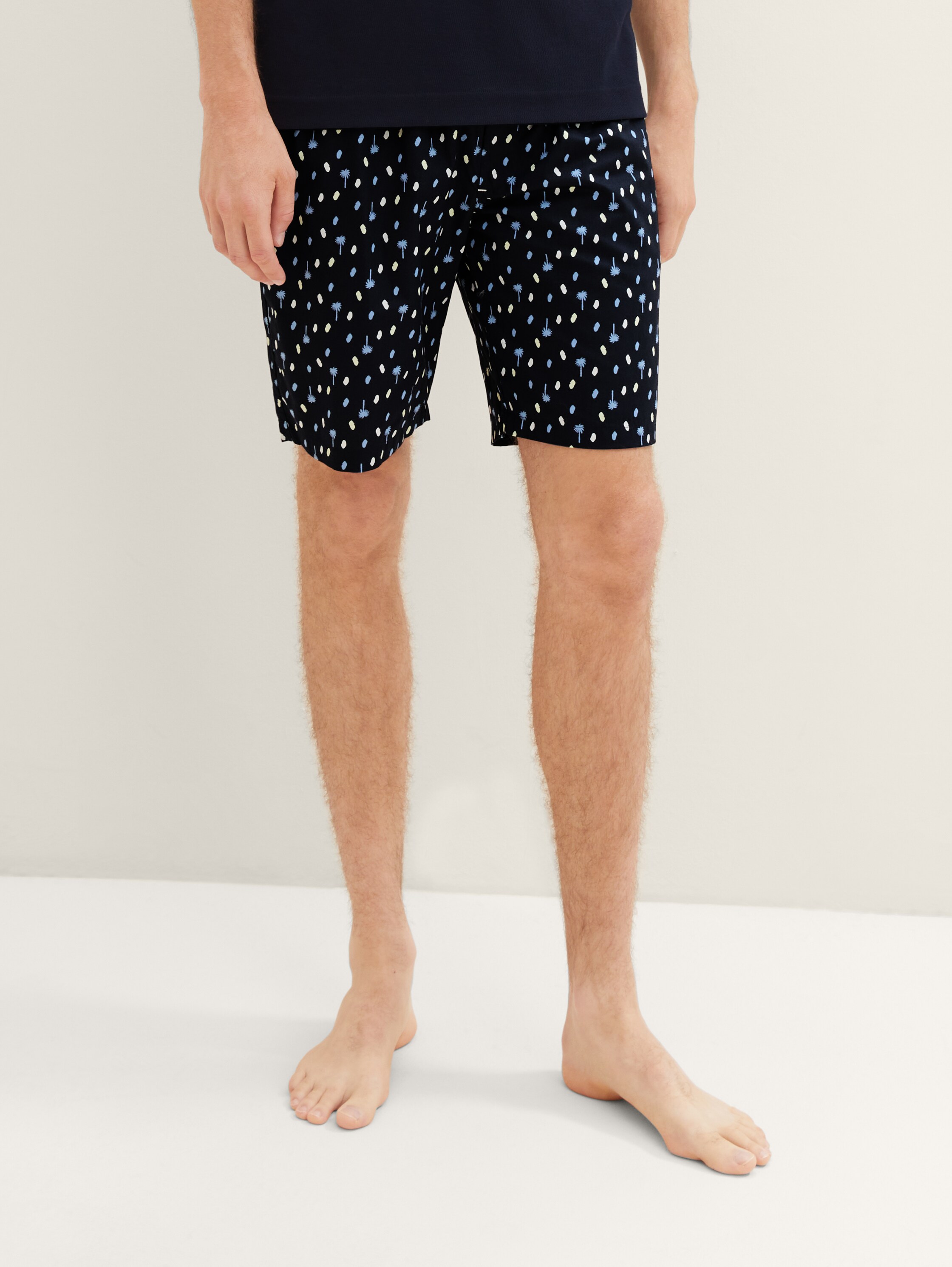 Bermudas with a palm tree print - blue-dark-allover - Model front view