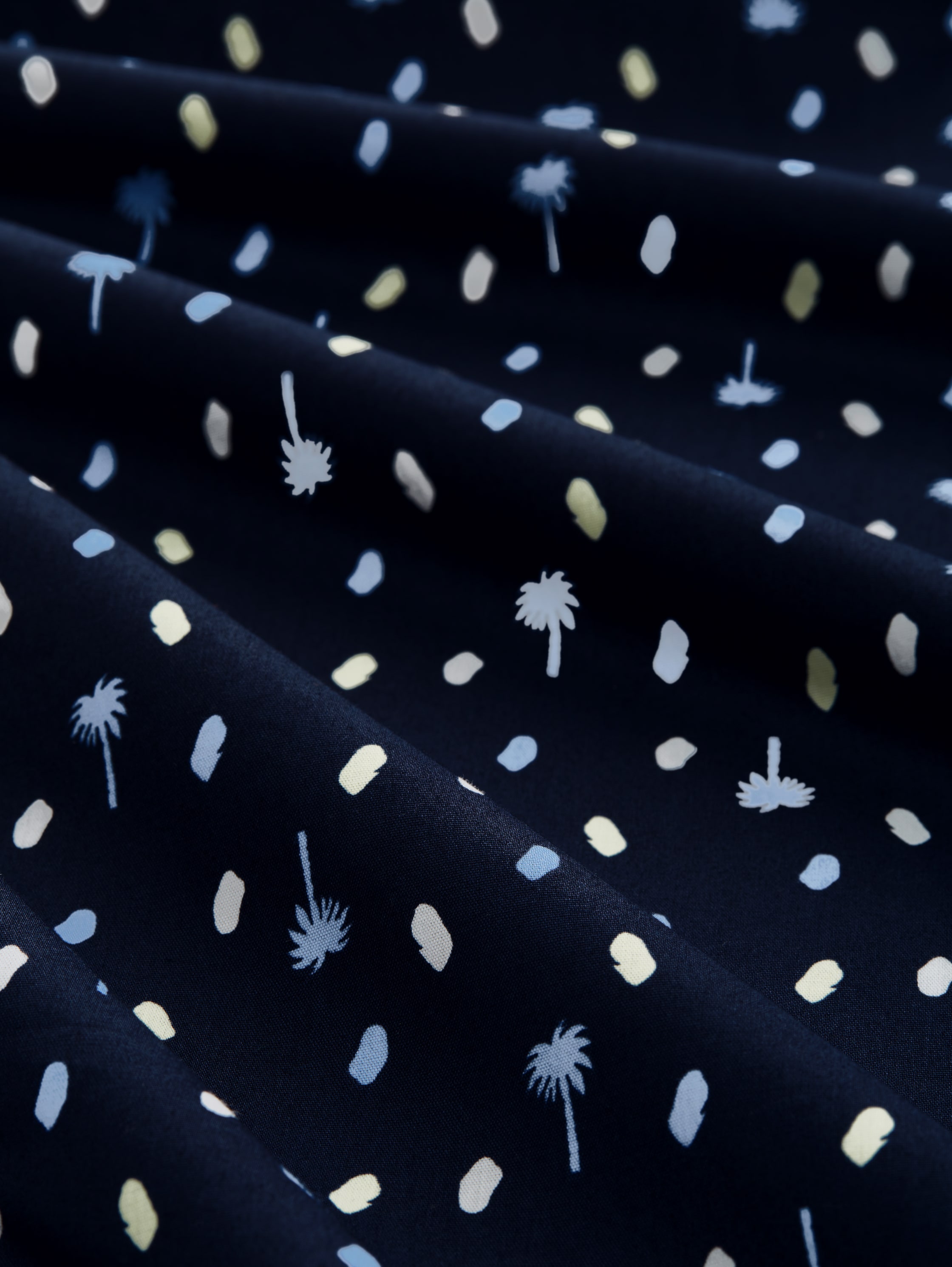 Bermudas with a palm tree print - blue-dark-allover - Material view