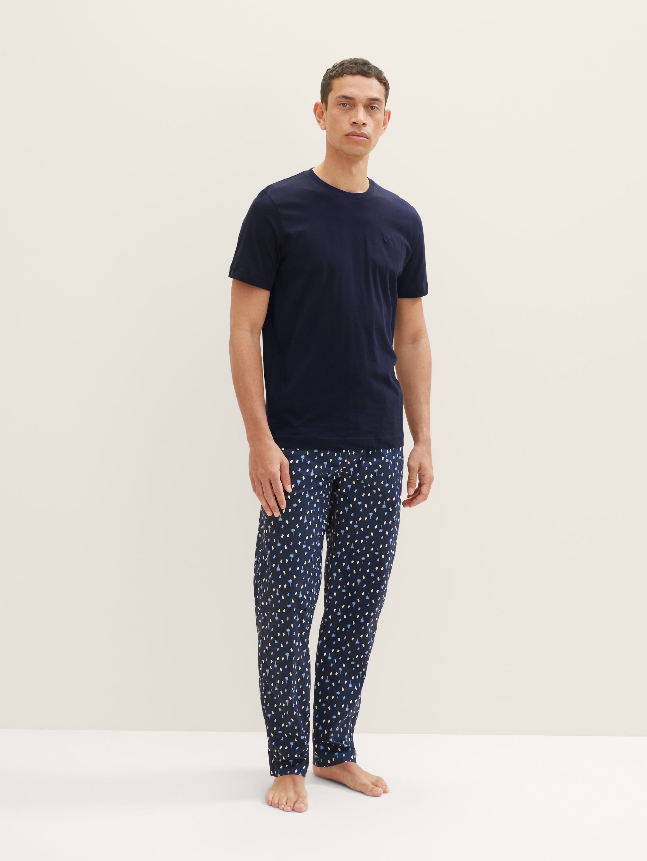 Pyjamabroek met palmprint - blue-dark-allover - Model vooraanzicht