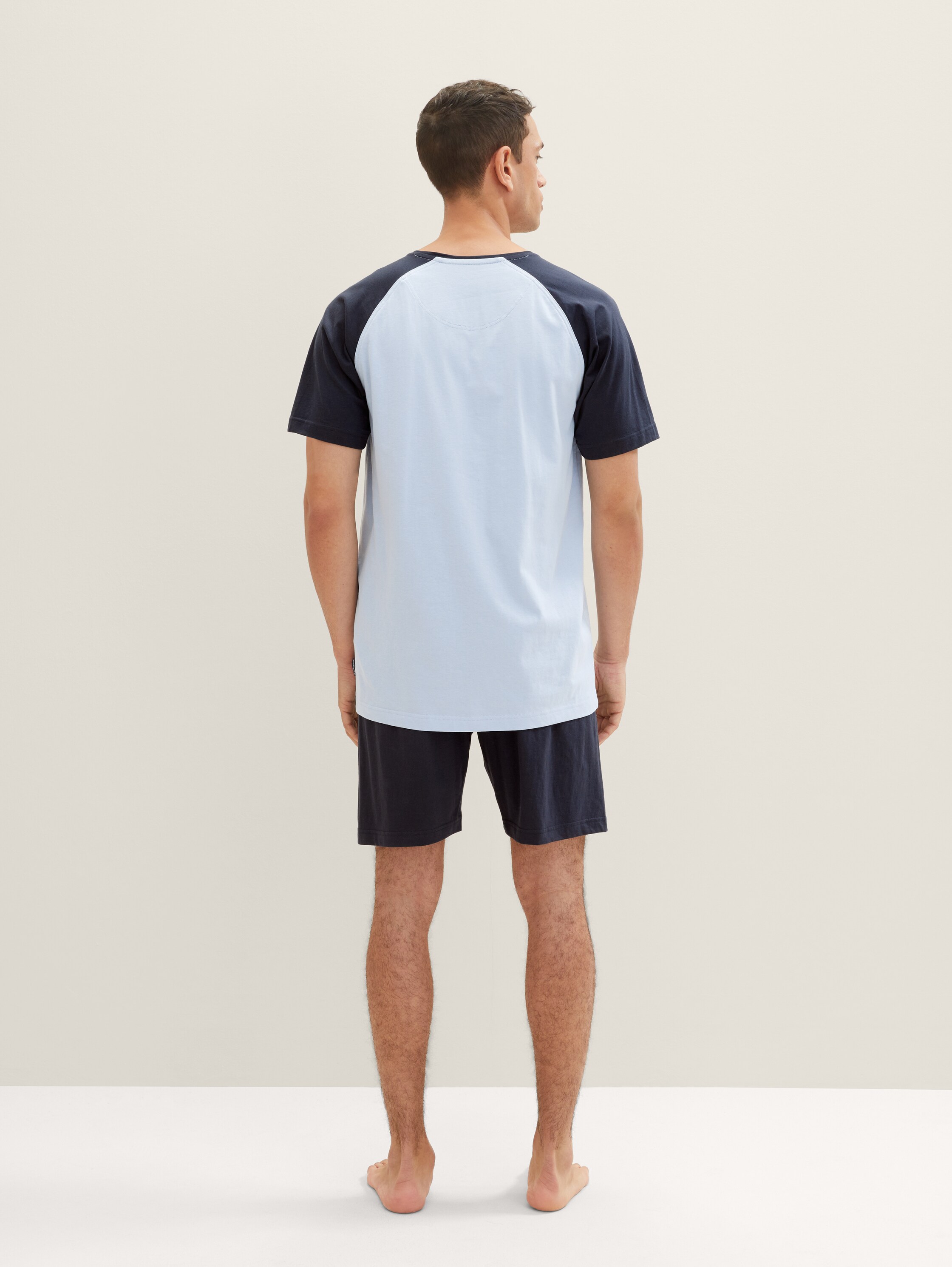 Short pyjamas with a print - blue-medium-solid - Neckline model-back view