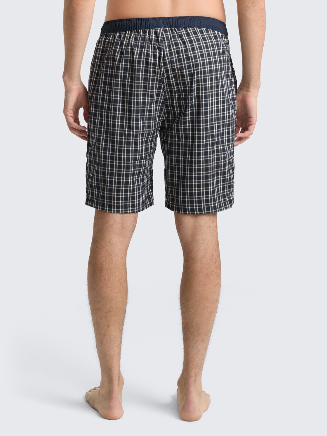 Pyjama-Shorts aus Baumwolle mit Karomuster - green-dark-check - Auschnitt Model-Rückansicht