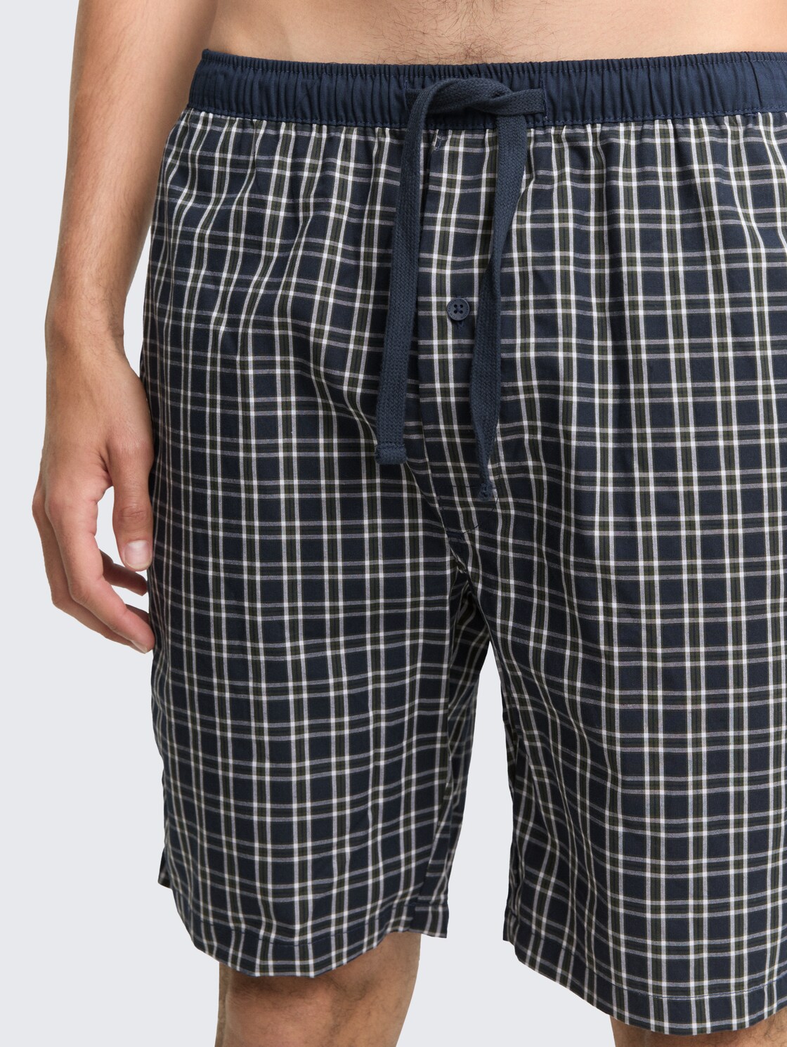 Pyjama-Shorts aus Baumwolle mit Karomuster - green-dark-check - Detail-Model-Ansicht