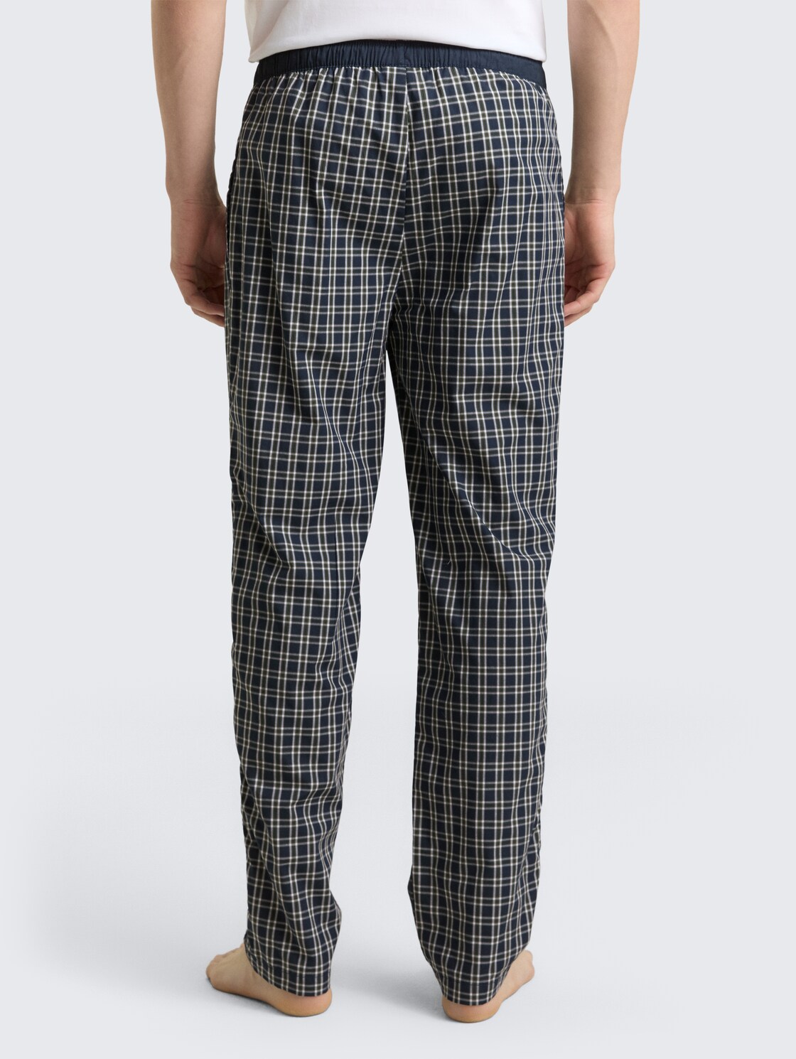 Pyjama-Hose aus Baumwolle mit Karomuster - green-dark-check - Auschnitt Model-Rückansicht