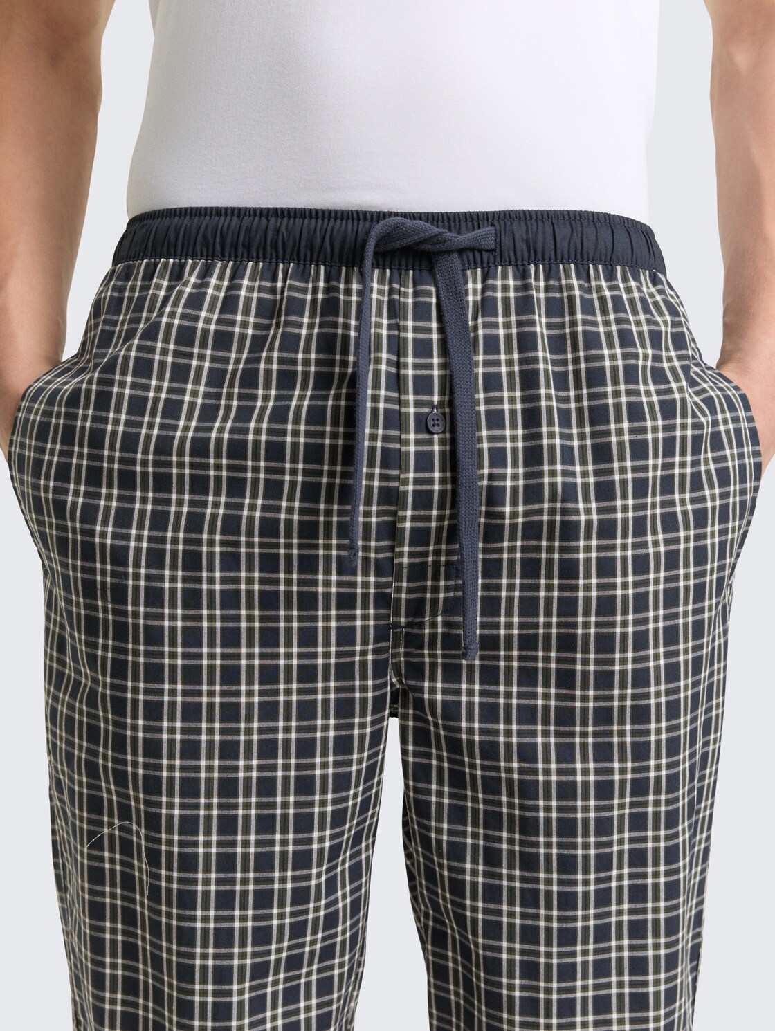 Pyjama-Hose aus Baumwolle mit Karomuster - green-dark-check - Detail-Model-Ansicht