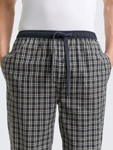 Pyjama-Hose aus Baumwolle mit Karomuster - green-dark-check - Detail-Model-Ansicht
