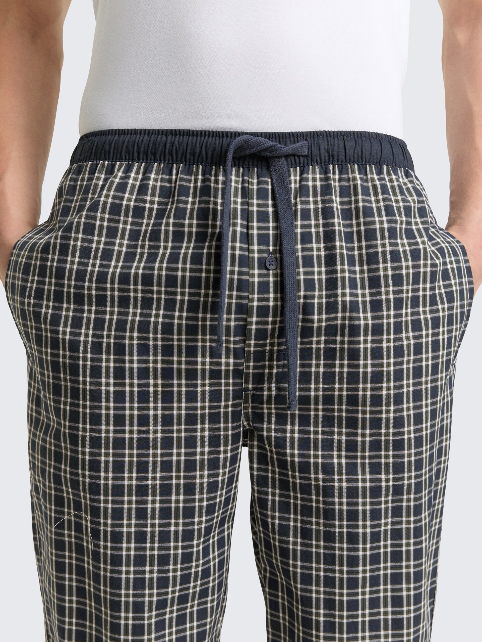 Pyjama-Hose aus Baumwolle mit Karomuster - green-dark-check - Detail-Model-Ansicht