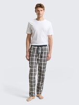 Pyjama-Hose aus Baumwolle mit Karomuster - green-medium-check - Model-Vorderansicht