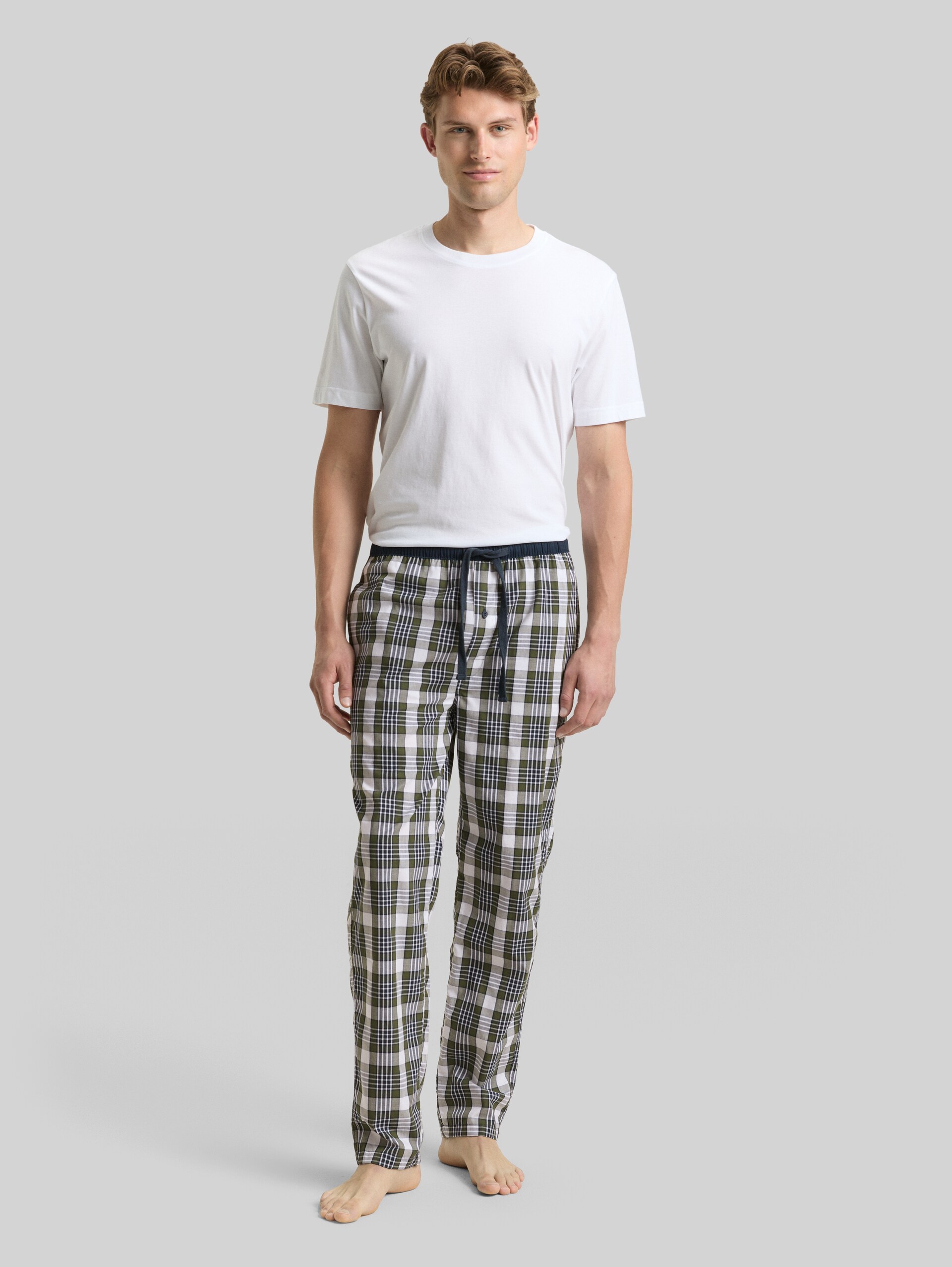 Pyjama-Hose aus Baumwolle mit Karomuster - green-medium-check - Model-Vorderansicht