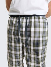 Pyjama-Hose aus Baumwolle mit Karomuster - green-medium-check - Detail-Model-Ansicht
