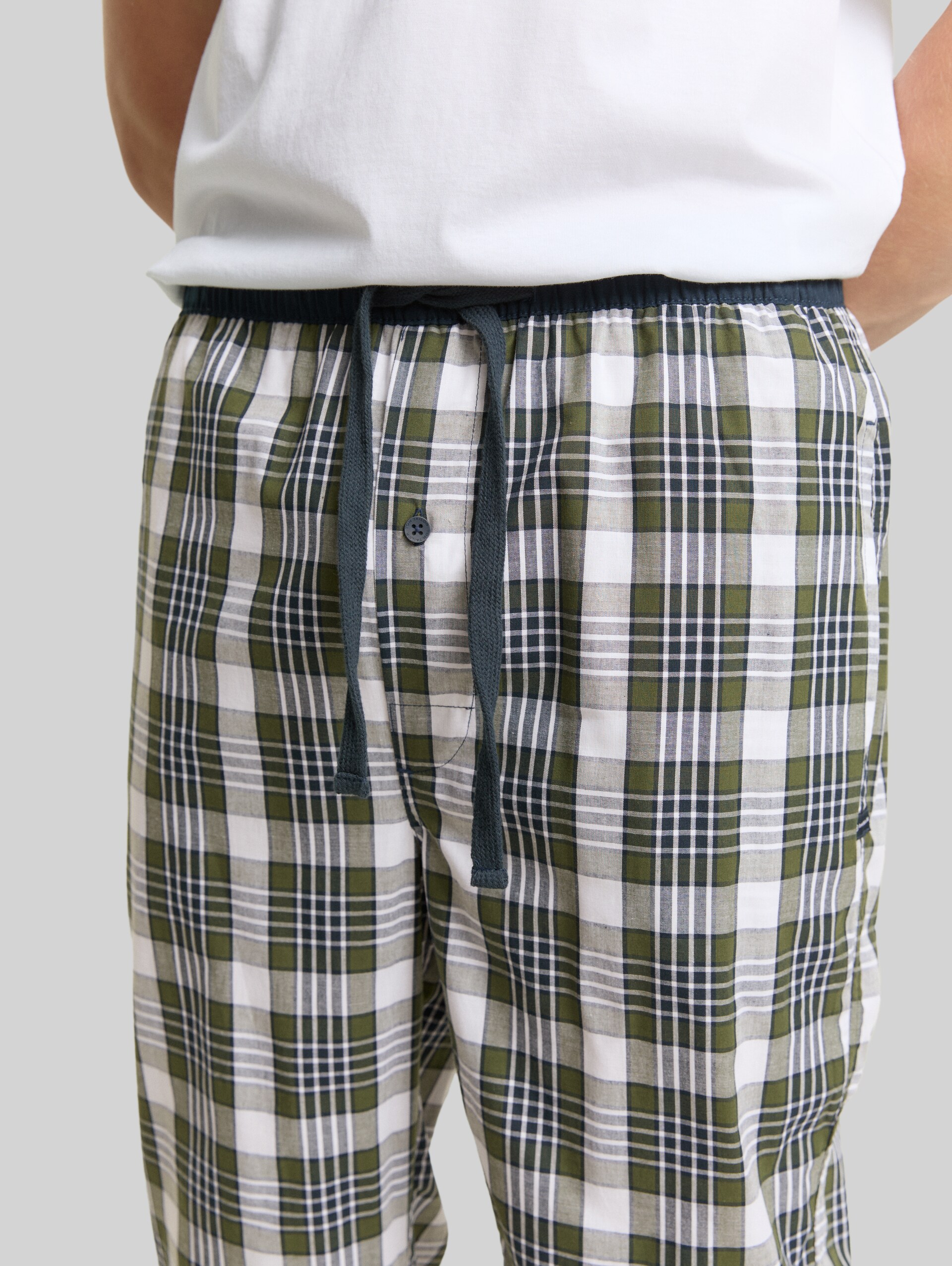 Pyjama-Hose aus Baumwolle mit Karomuster - green-medium-check - Detail-Model-Ansicht