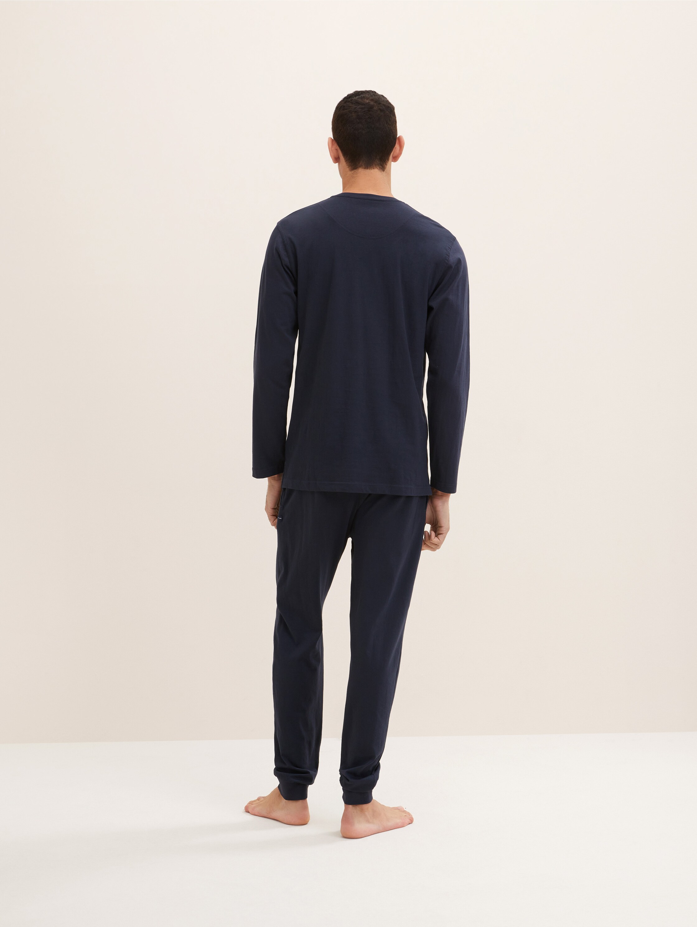 Pyjamas with a logo print - blue-dark-solid - Neckline model-back view