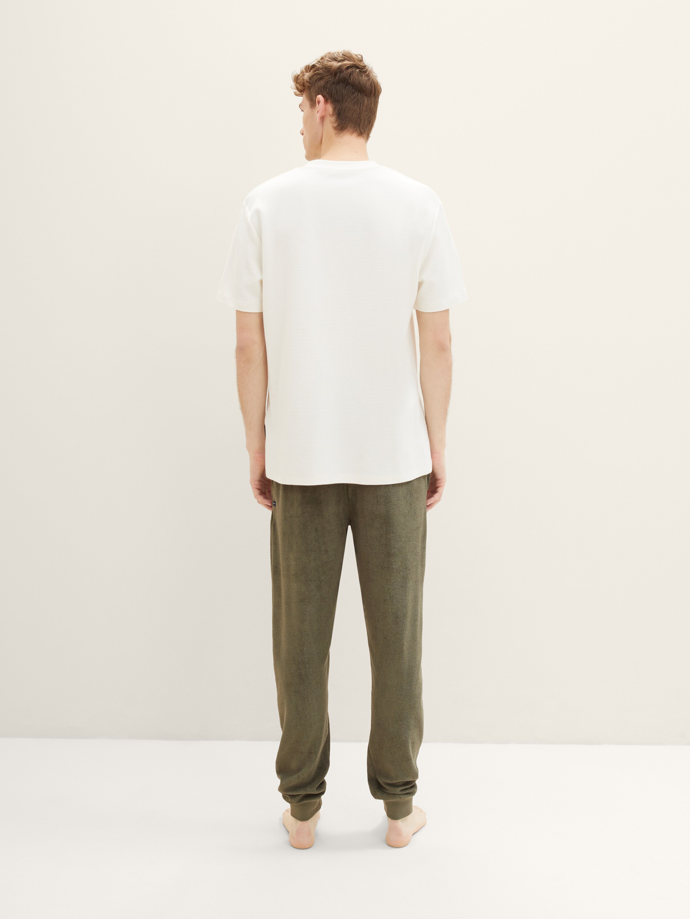 Pyjama bottoms - green-medium-solid - Neckline model-back view