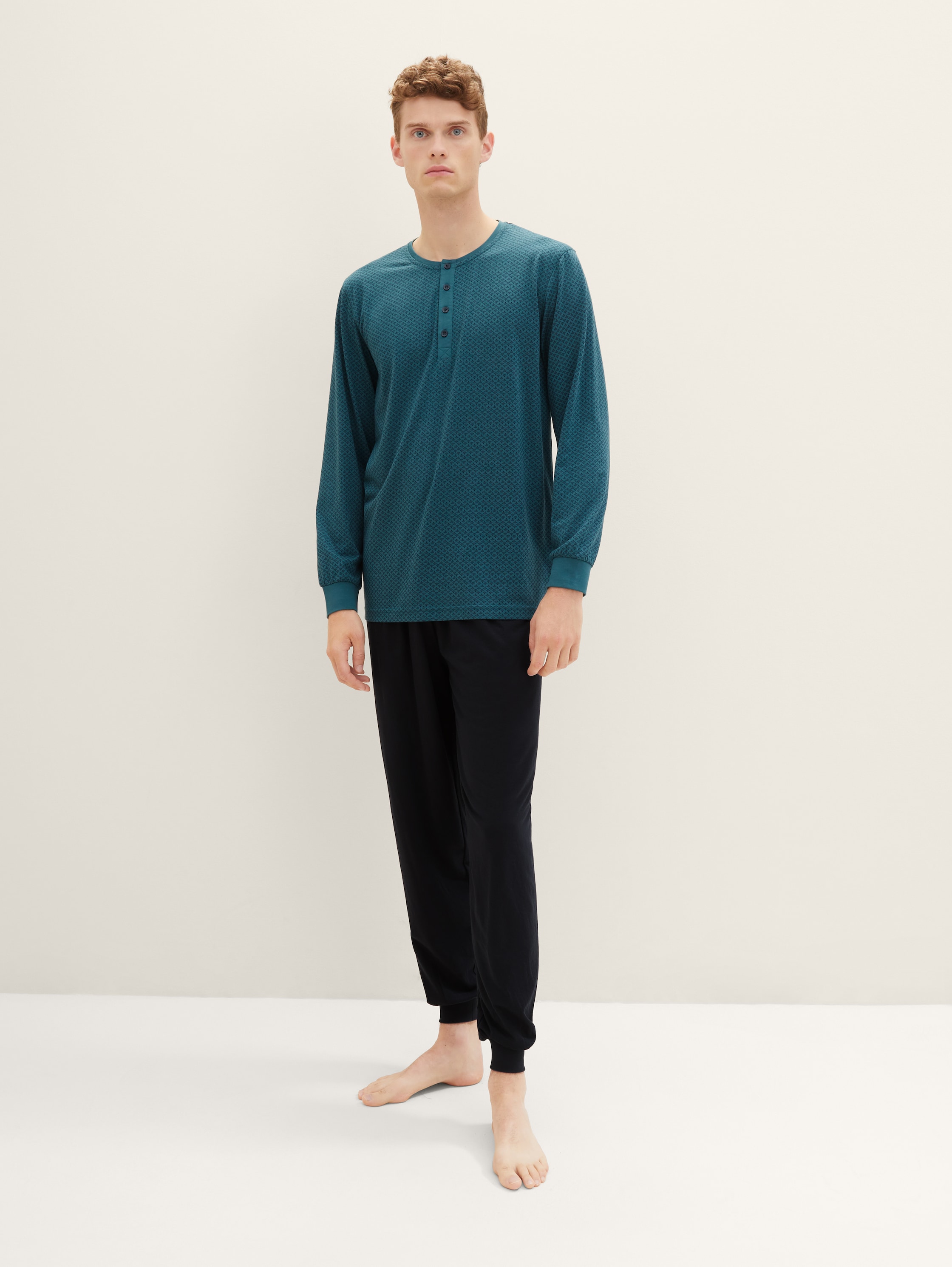 Gemustertes Pyjama - green-medium-allover - Model-Vorderansicht