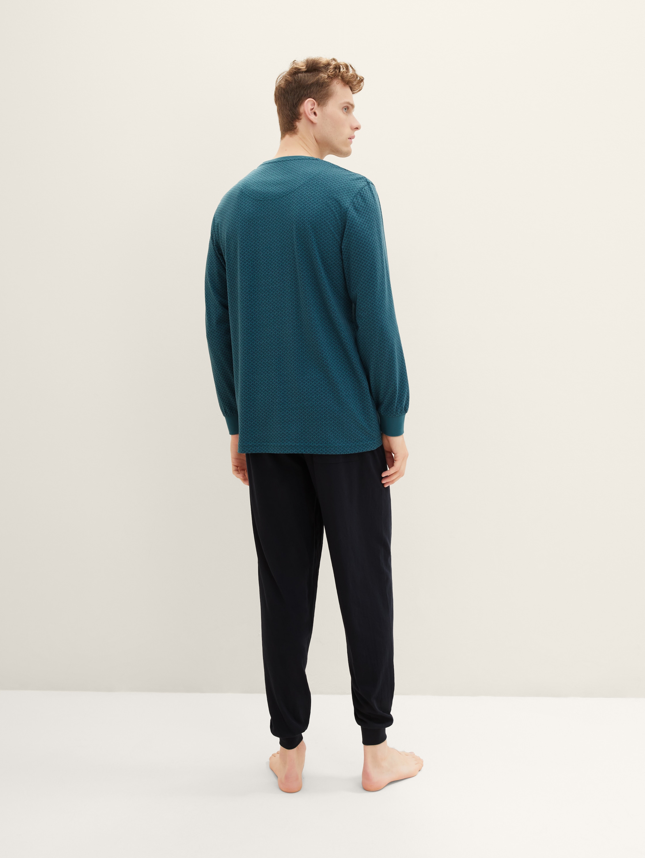 Gemustertes Pyjama - green-medium-allover - Auschnitt Model-Rückansicht