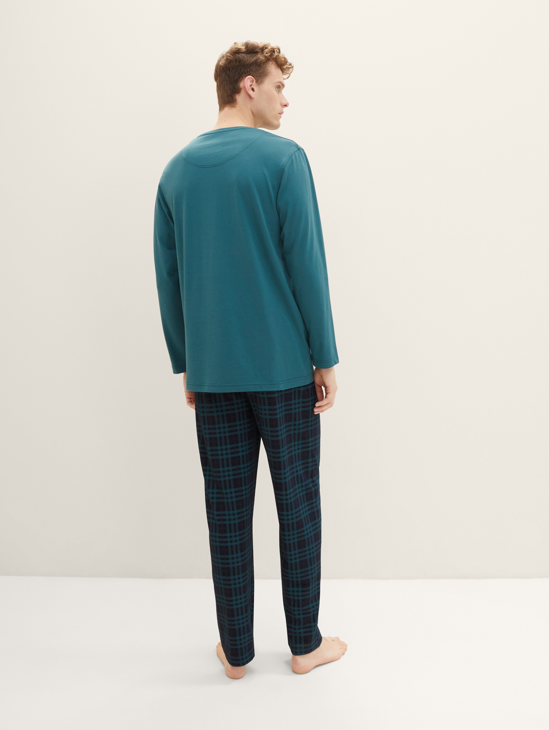 Pyjama mit Karomuster - dark green uni - Auschnitt Model-Rückansicht