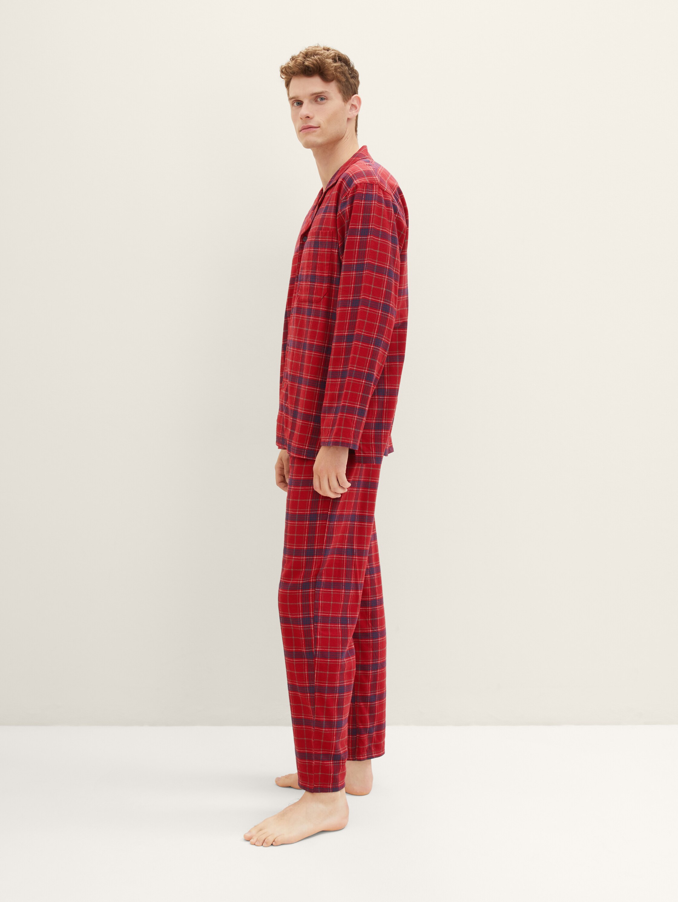 Pyjama mit Karomuster - red-medium-check - Model-Vorderansicht