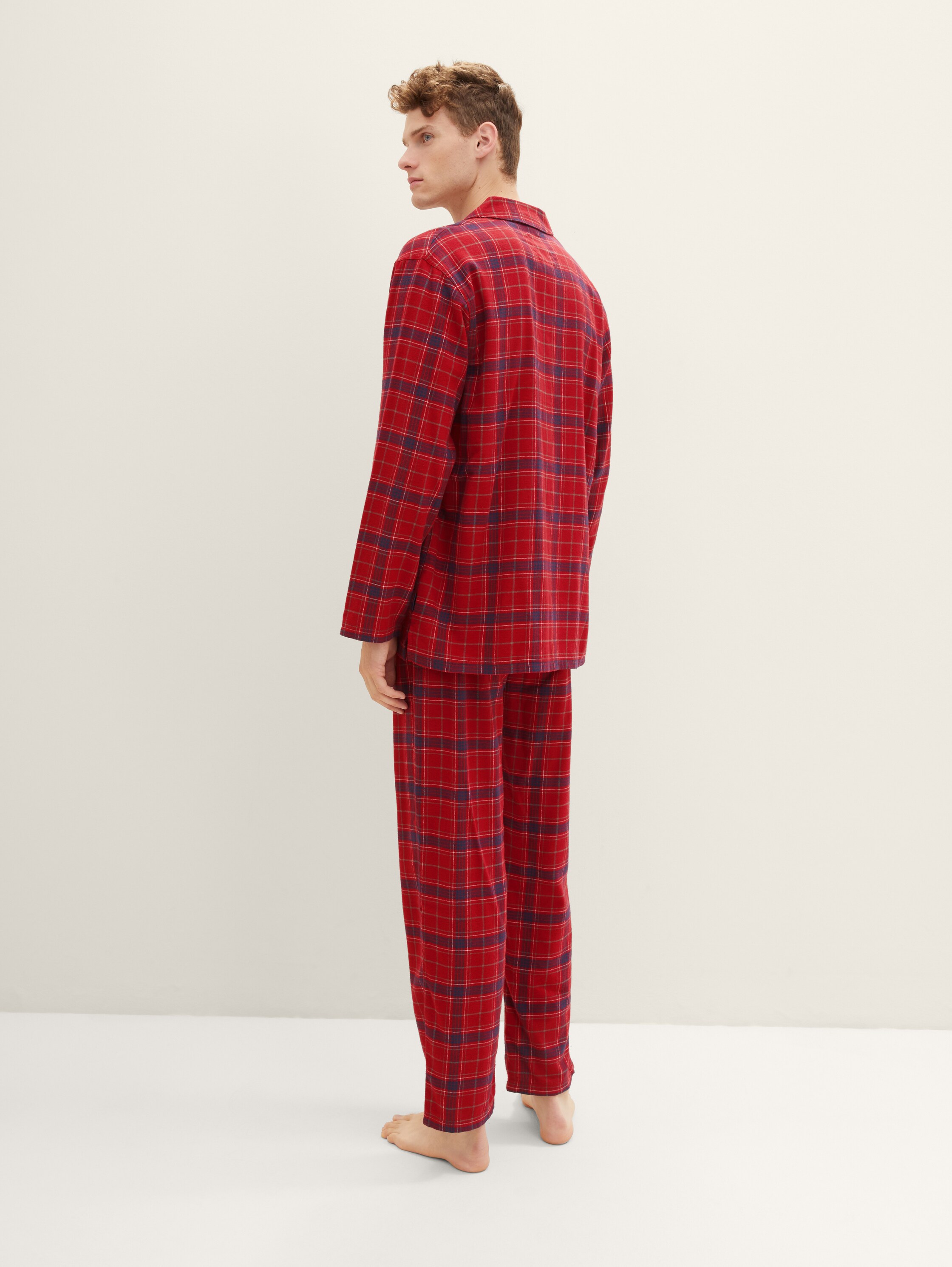 Pyjama mit Karomuster - red-medium-check - Auschnitt Model-Rückansicht