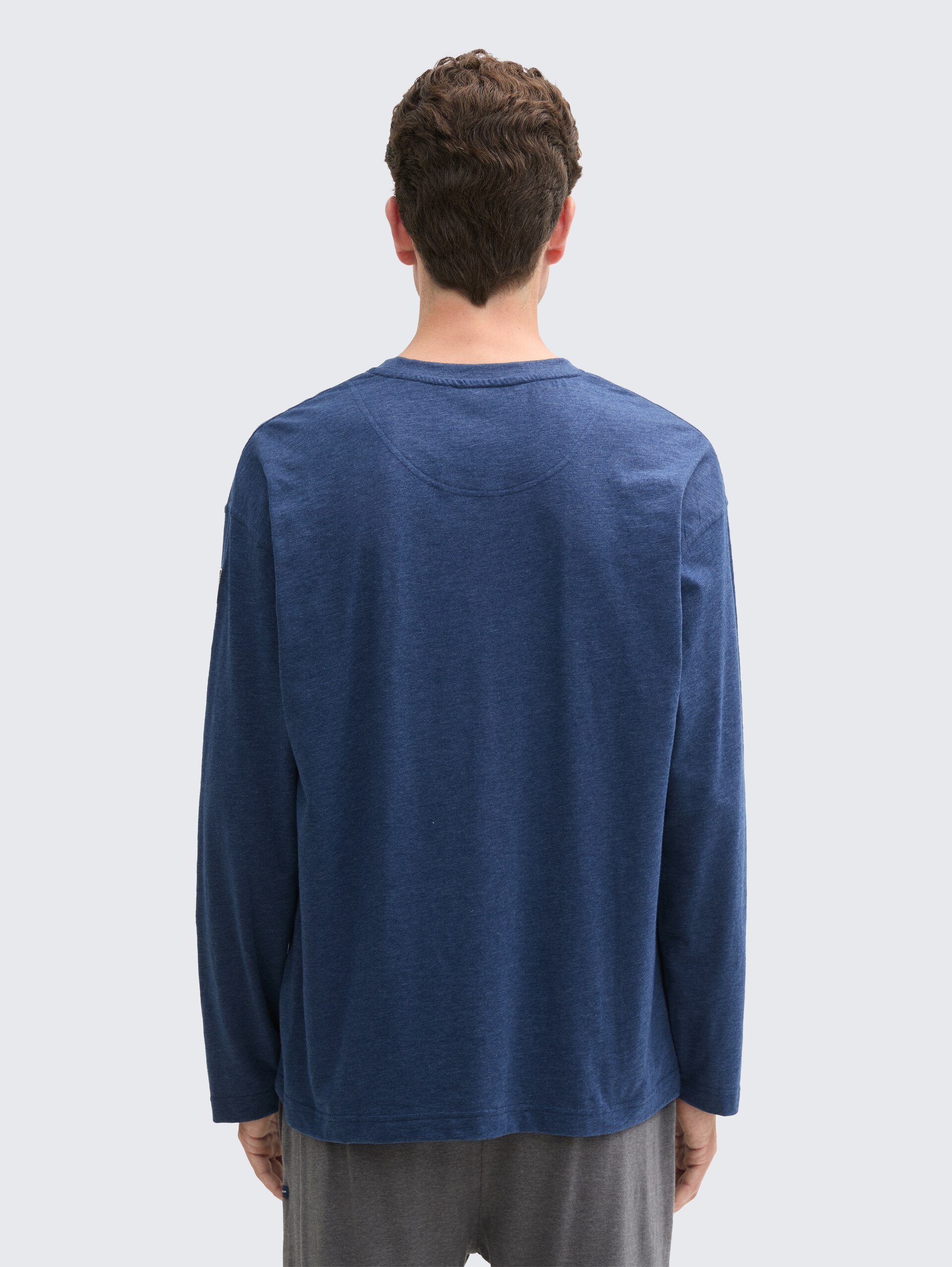 Pyjama Langarmshirt in Melange-Optik - blue-dark-solid - Auschnitt Model-Rückansicht