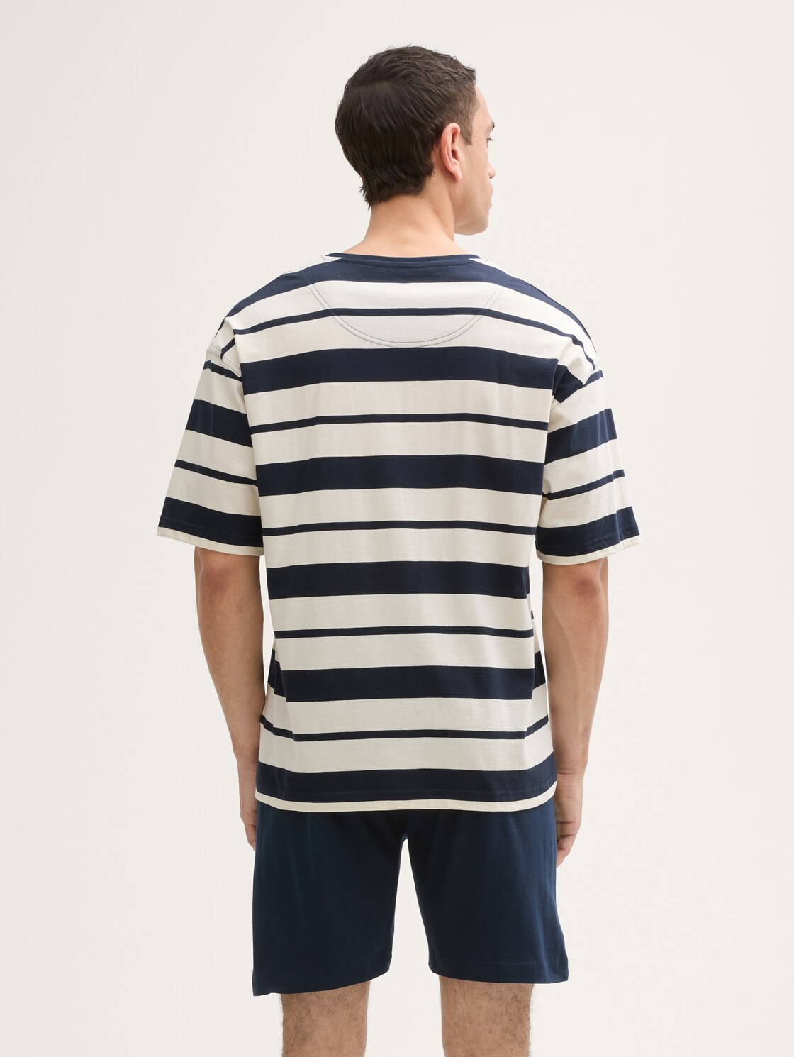 Pyjama-Set aus Baumwolle - lt.blue uni - Auschnitt Model-Rückansicht