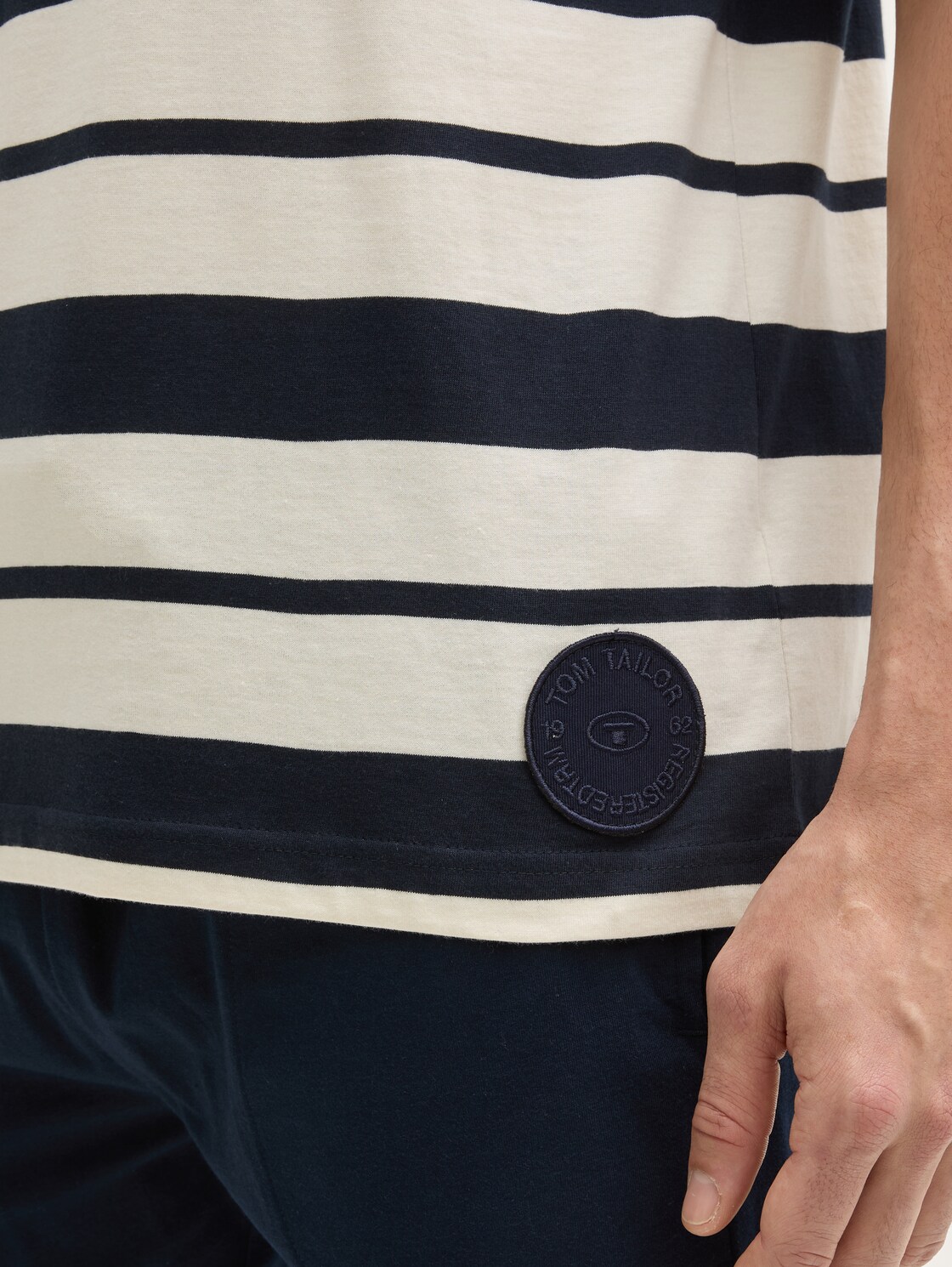 Pyjama-Set aus Baumwolle - lt.blue uni - Detail-Model-Ansicht