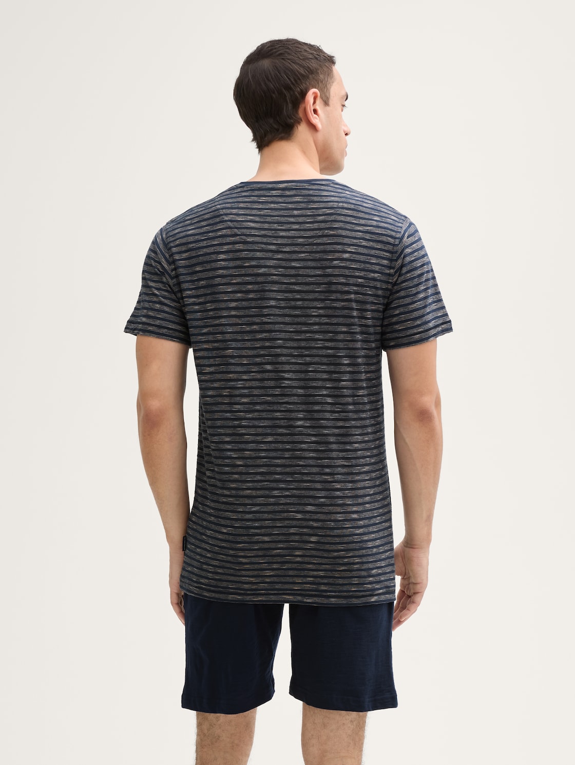 Pyjama-Set mit Streifenmuster - blue stripe - Auschnitt Model-Rückansicht