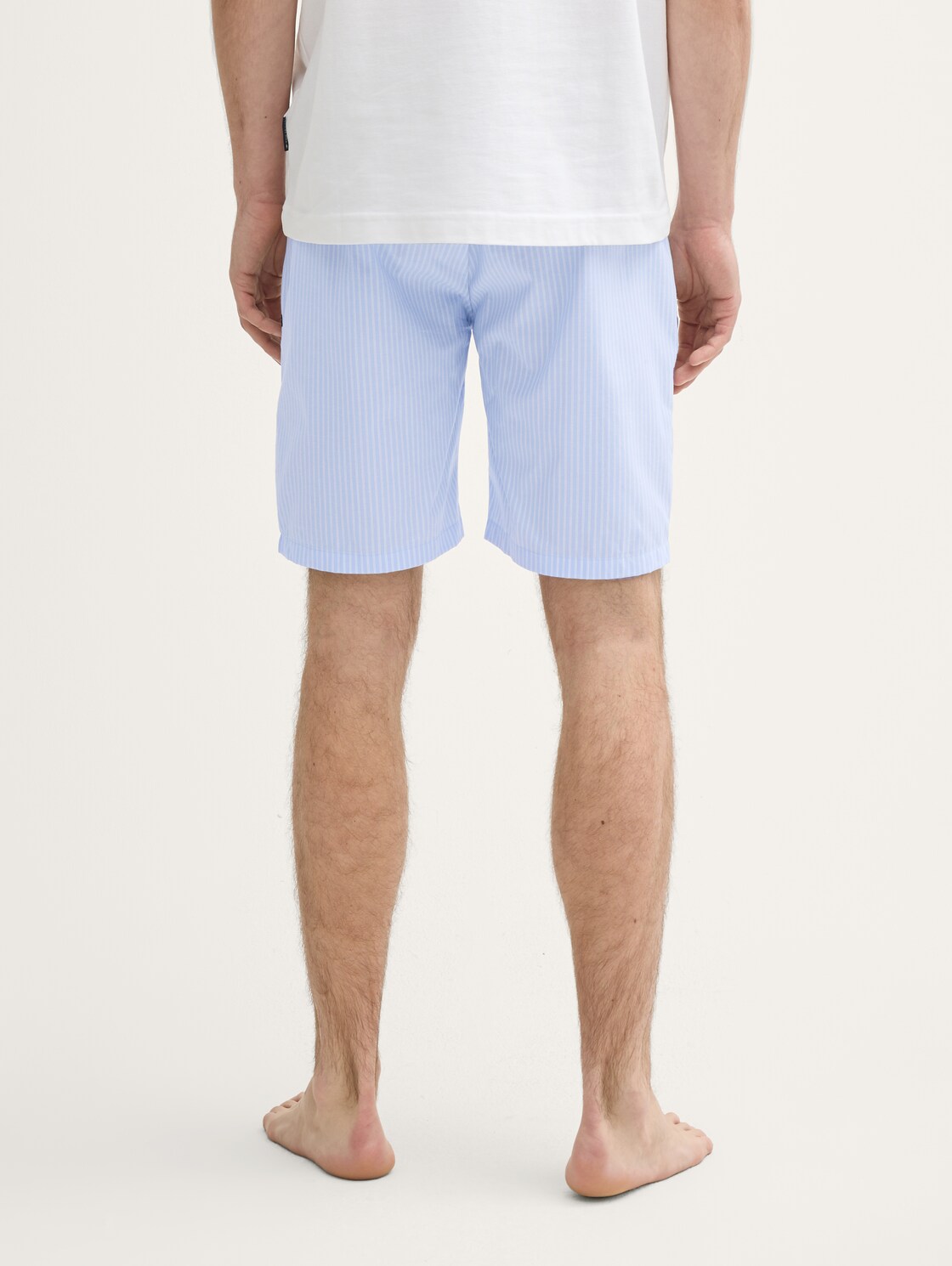 Pyjama-Shorts aus Baumwolle mit Streifenmuster - blue-light-stripe - Auschnitt Model-Rückansicht