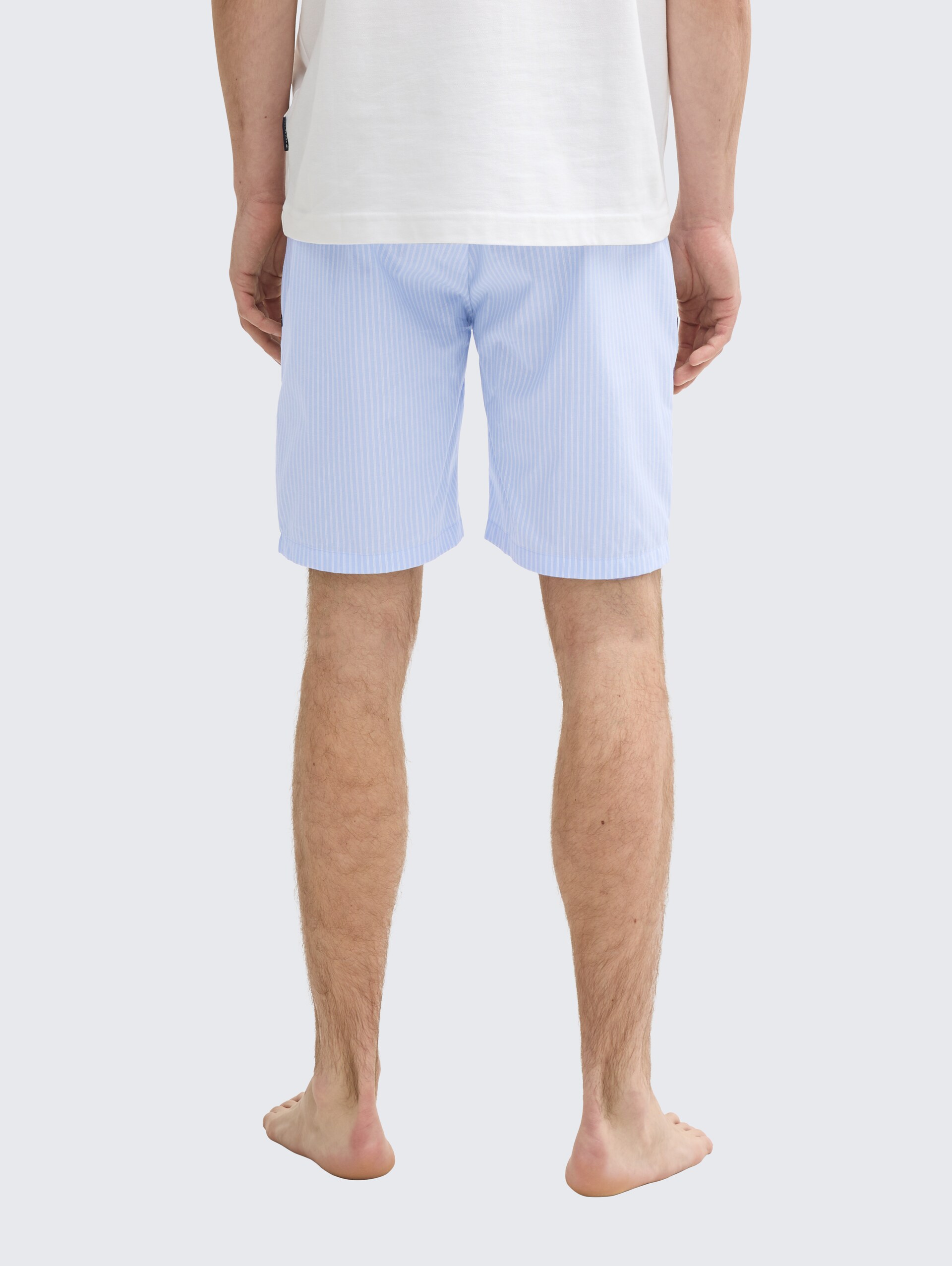 Pyjama-Shorts aus Baumwolle mit Streifenmuster - blue-light-stripe - Auschnitt Model-Rückansicht