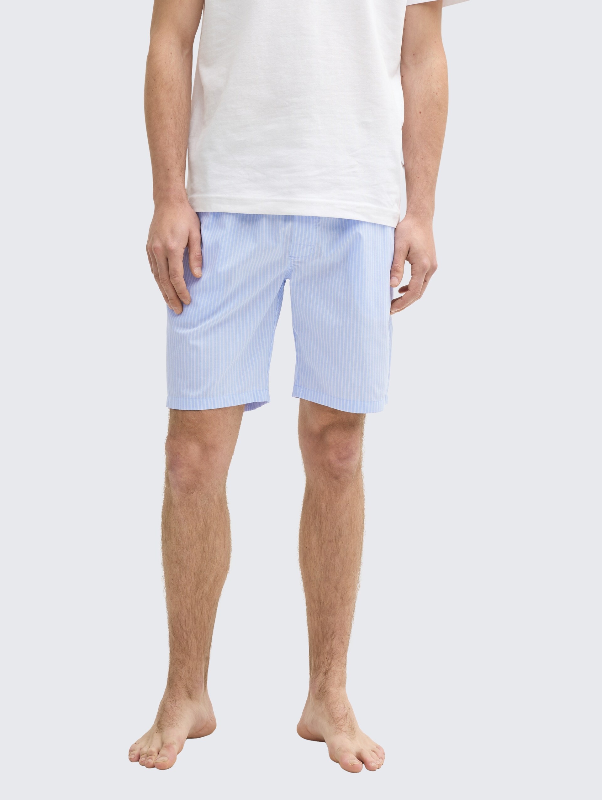 Pyjama-Shorts aus Baumwolle mit Streifenmuster - blue-light-stripe - Ausschnitt Model-Vorderansicht