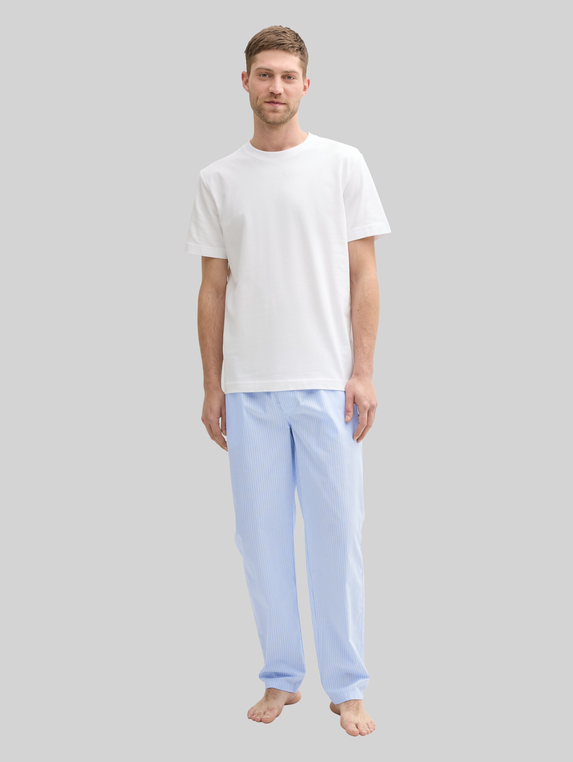 Pyjama-Hose aus Baumwolle - blue-light-stripe - Model-Vorderansicht