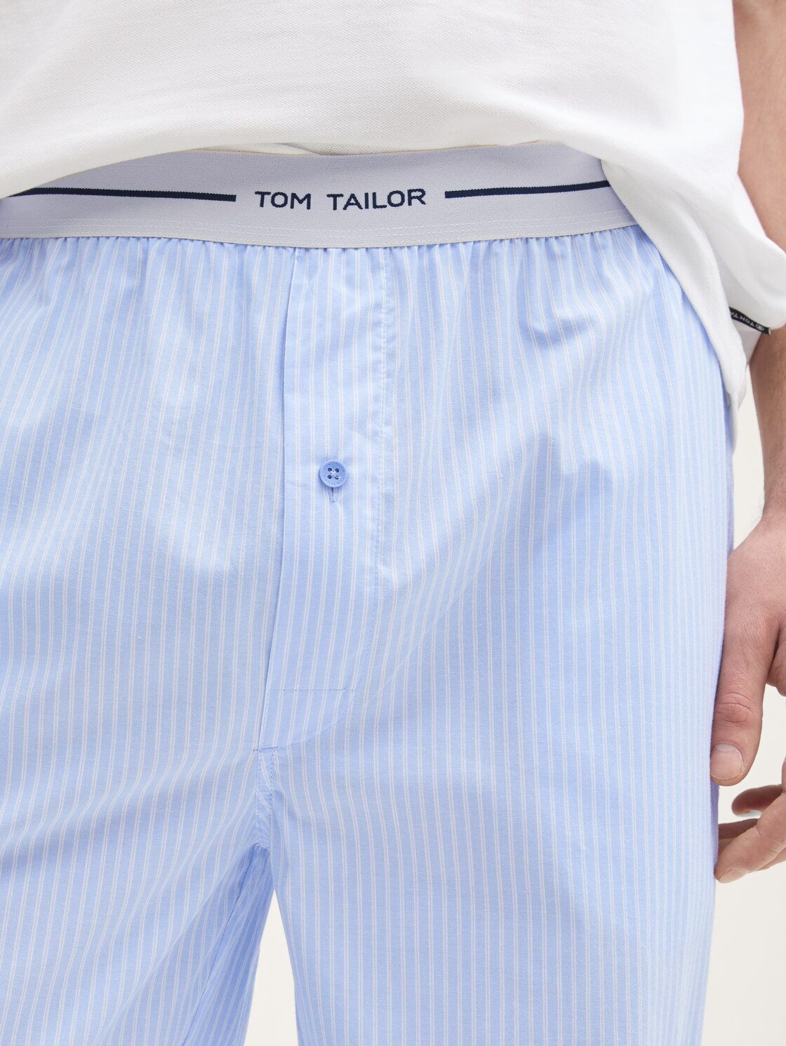 Pyjama-Hose aus Baumwolle - blue-light-stripe - Detail-Model-Ansicht