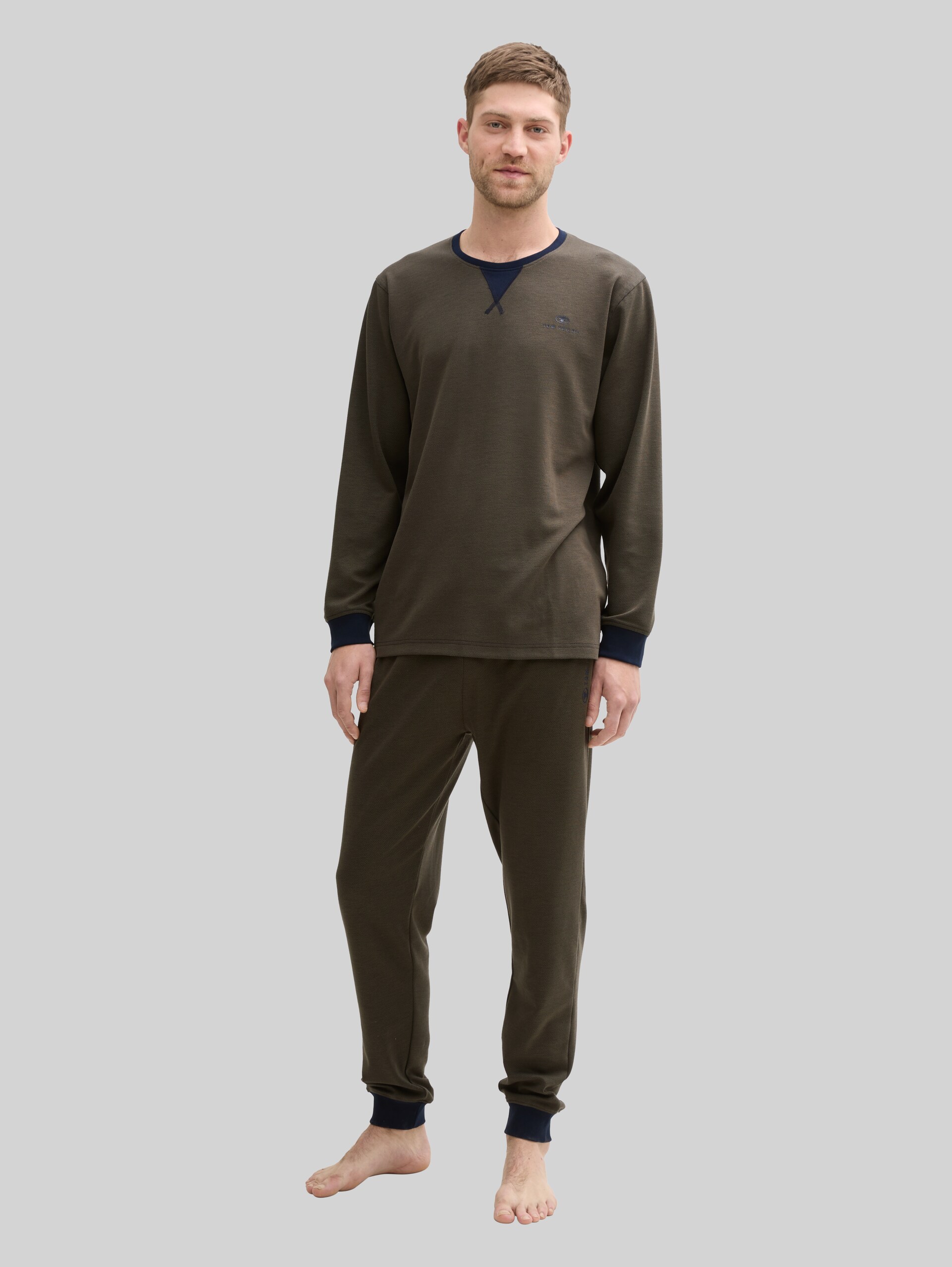 Pyjama set with logo print and drawstring - green-dark-multicolor - Model front view