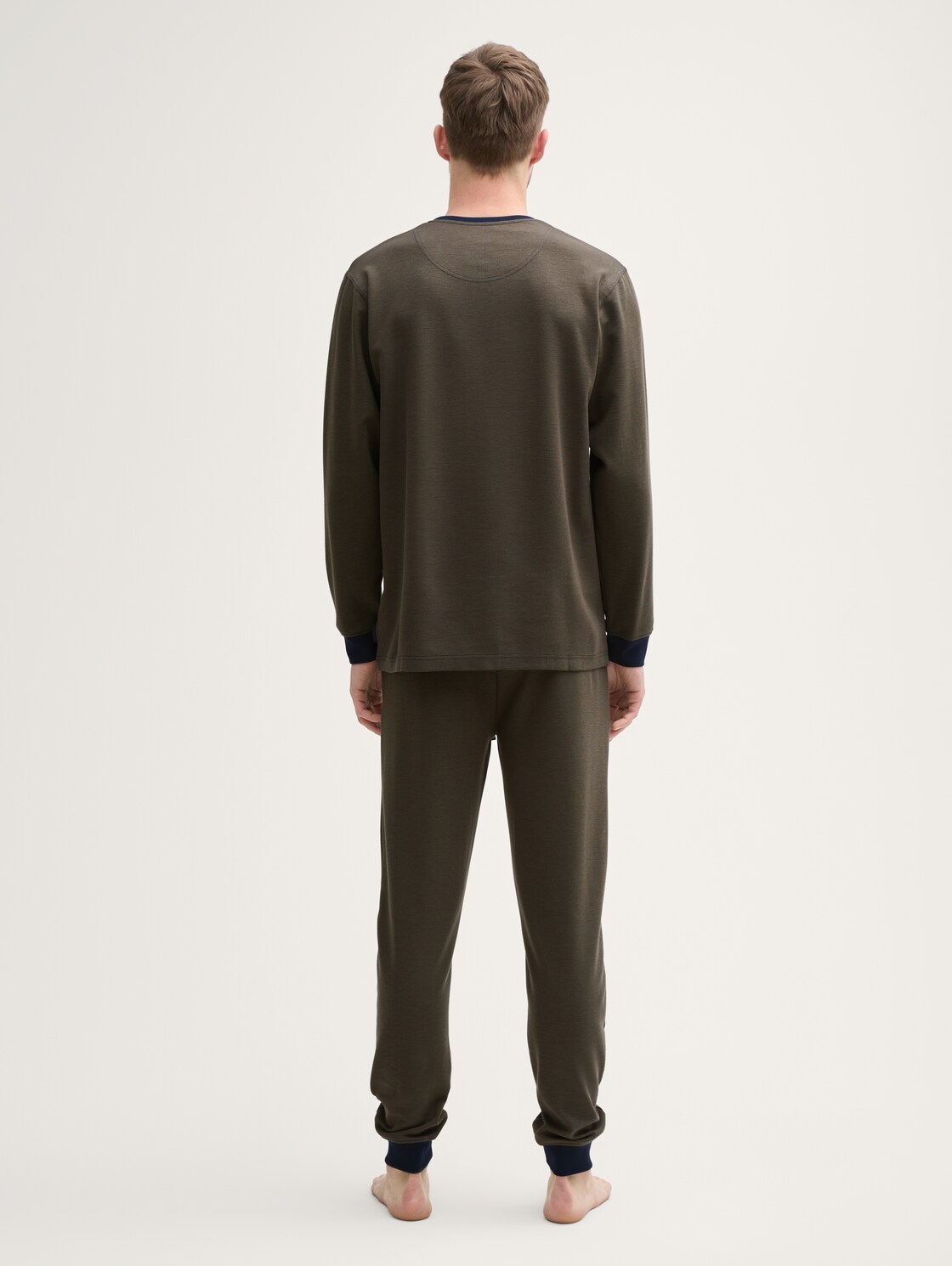 Pyjama-Set mit Logo-Print und Kordelzug - green-dark-multicolor - Auschnitt Model-Rückansicht