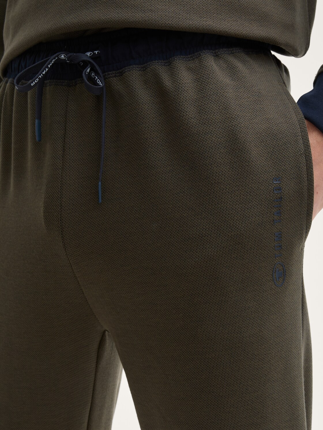 Pyjama-Set mit Logo-Print und Kordelzug - green-dark-multicolor - Detail-Model-Ansicht