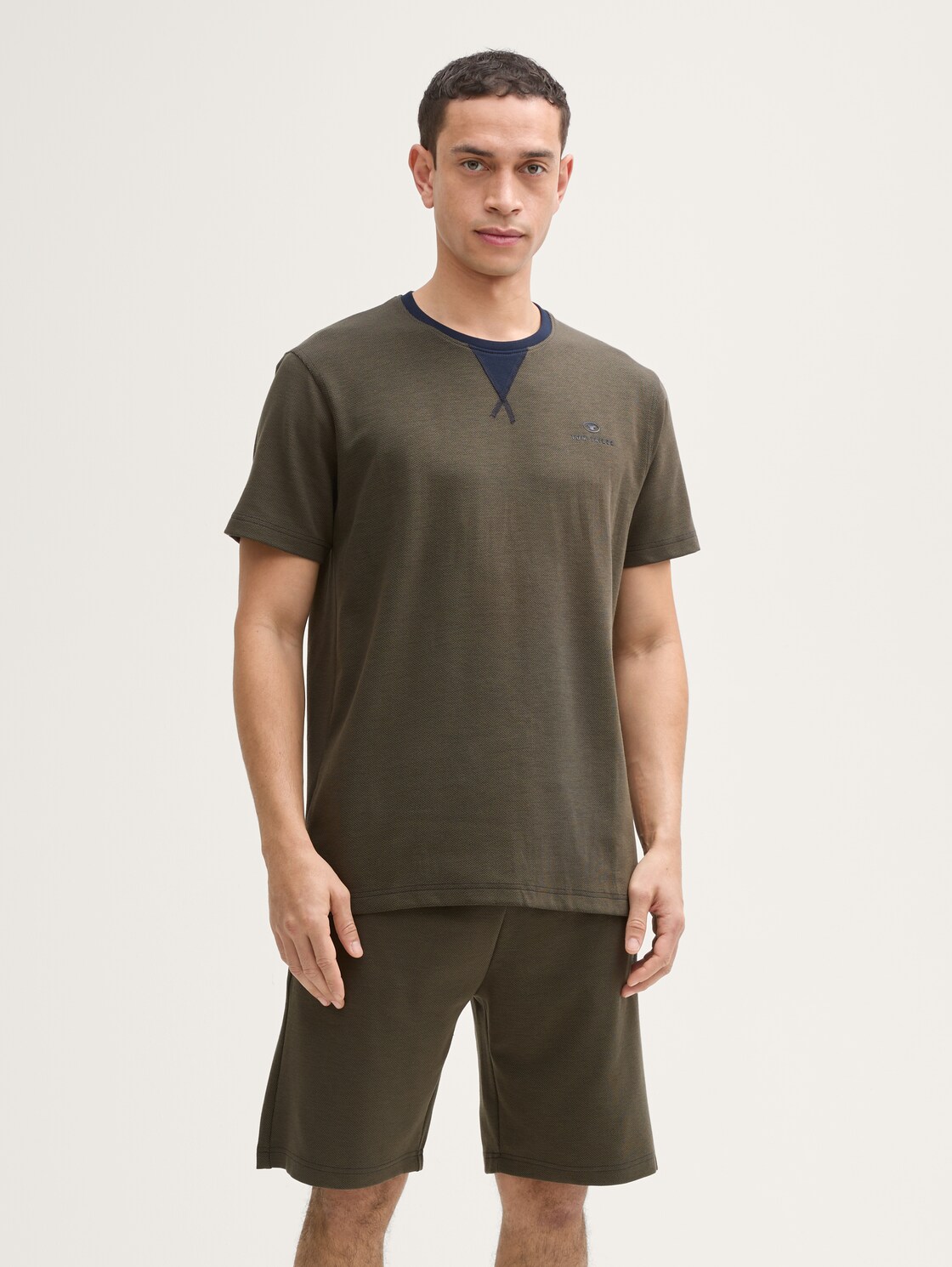 Pyjama-Set mit Logo-Print und Kordelzug - green-dark-multicolor - Model-Vorderansicht