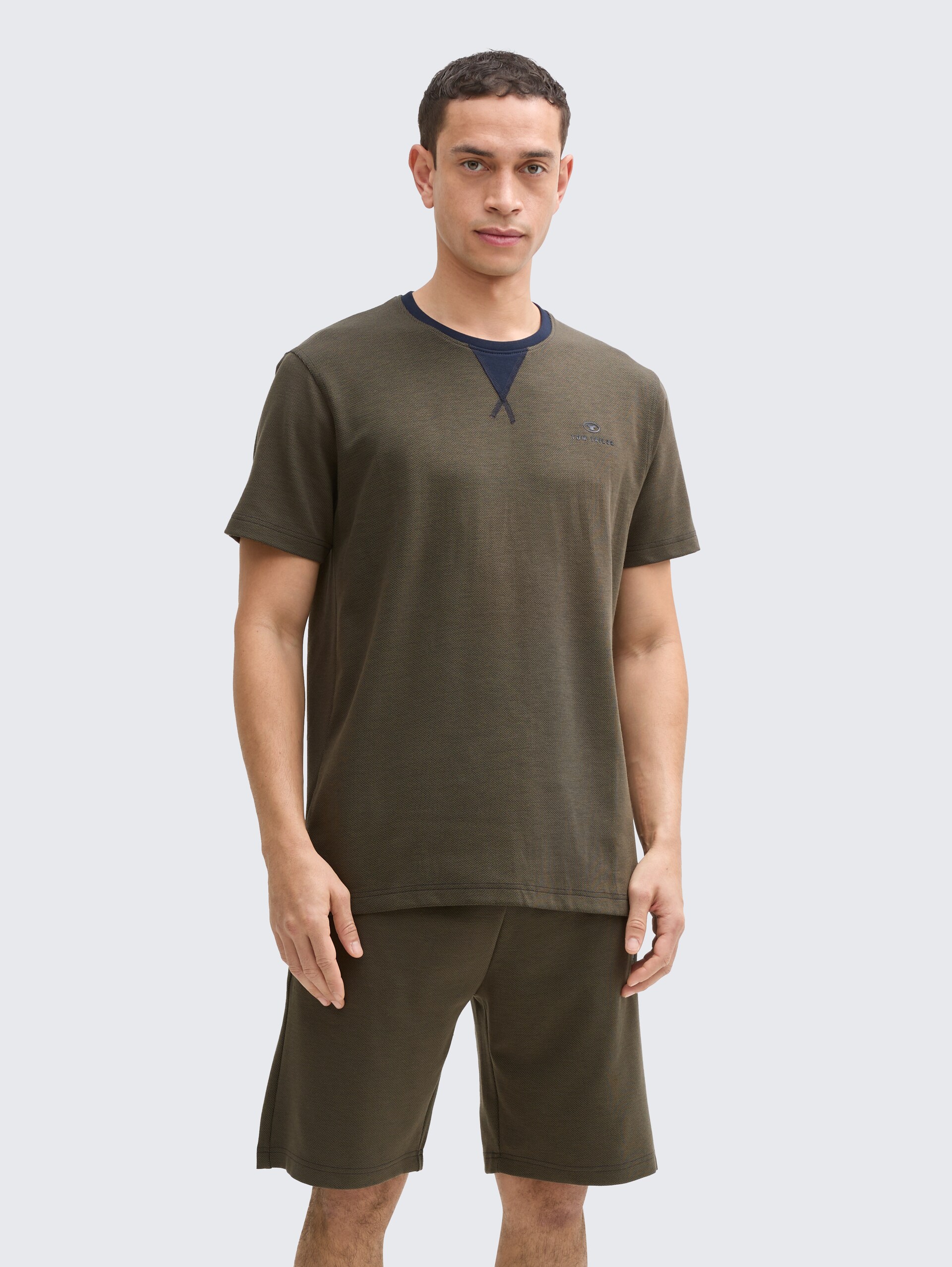 Pyjama-Set mit Logo-Print und Kordelzug - green-dark-multicolor - Model-Vorderansicht