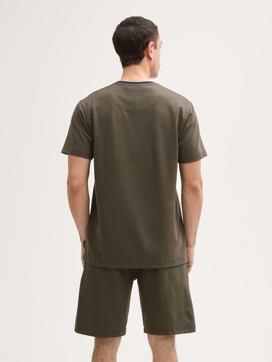 Pyjama-Set mit Logo-Print und Kordelzug - green-dark-multicolor - Auschnitt Model-Rückansicht