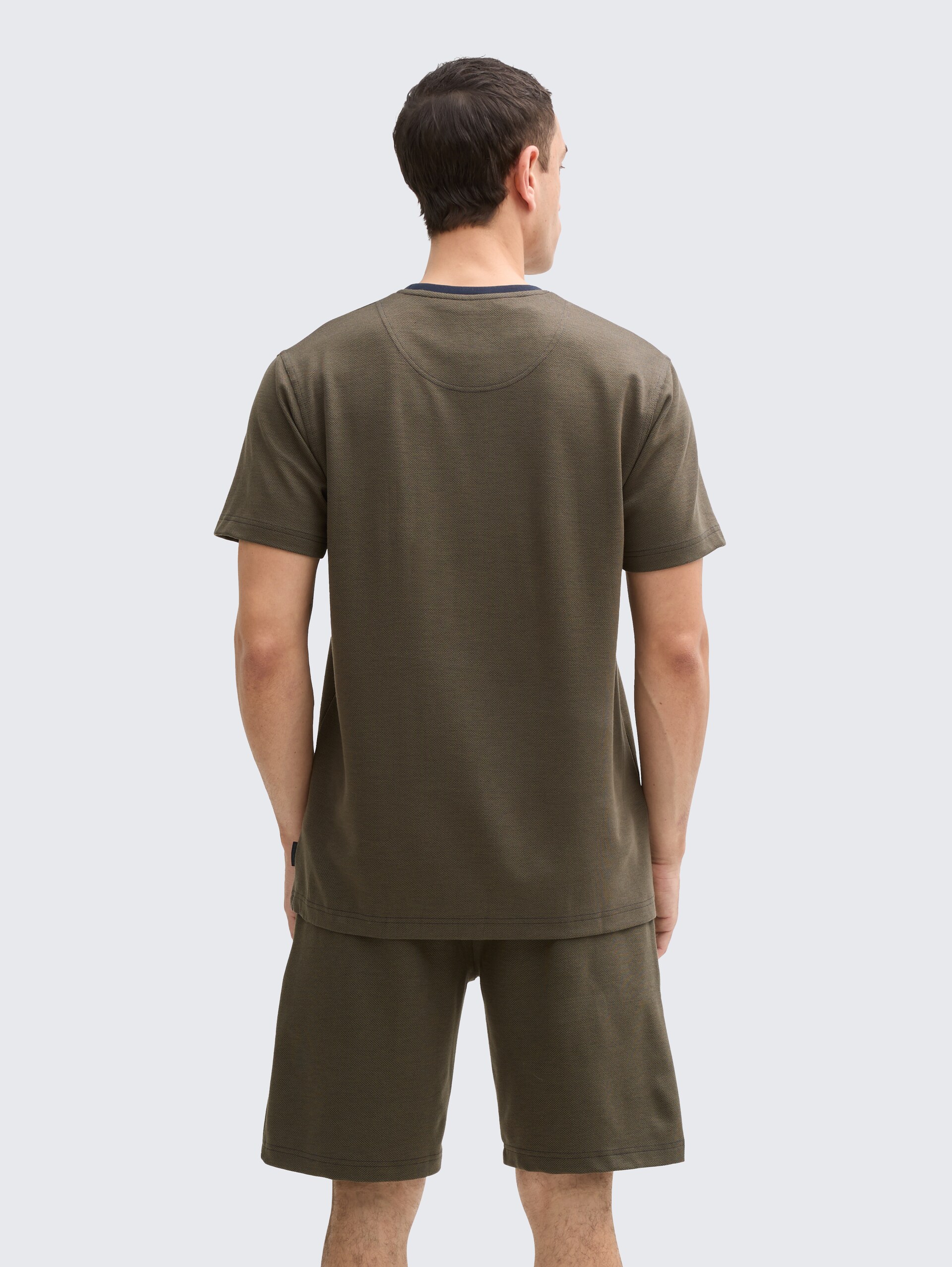 Pyjama-Set mit Logo-Print und Kordelzug - green-dark-multicolor - Auschnitt Model-Rückansicht