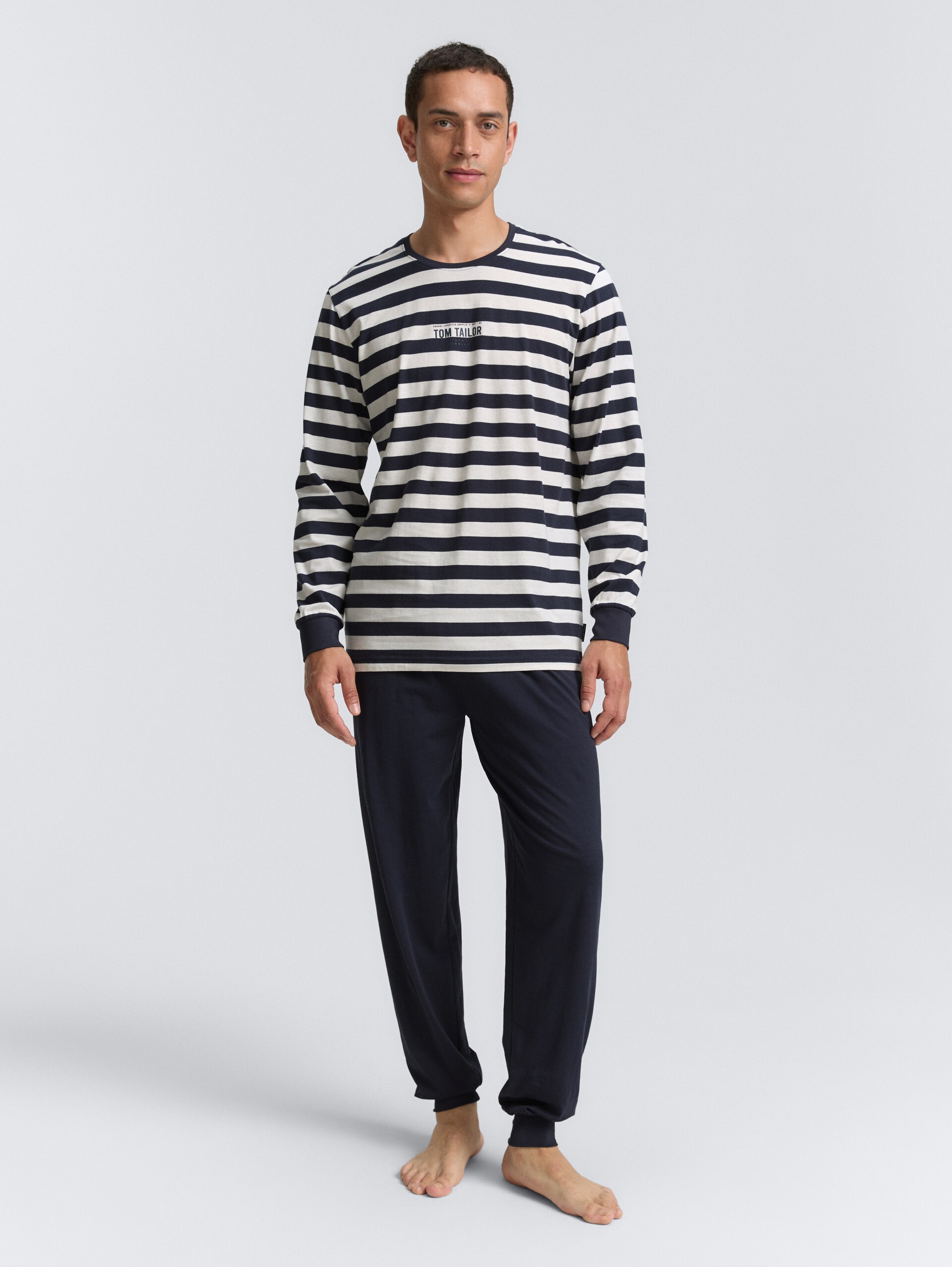 Pyjamaset met gestreept patroon - blue stripes - Model vooraanzicht
