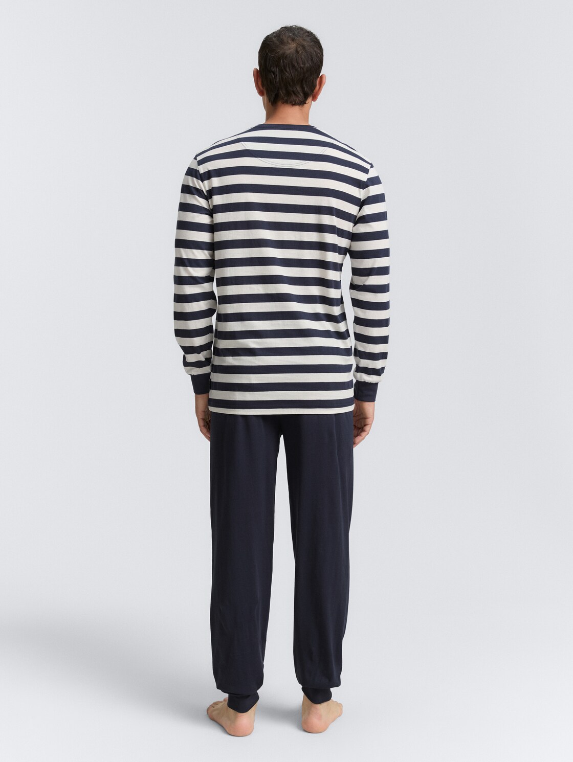 Pyjama-Set mit Streifenmuster - blue stripes - Auschnitt Model-Rückansicht