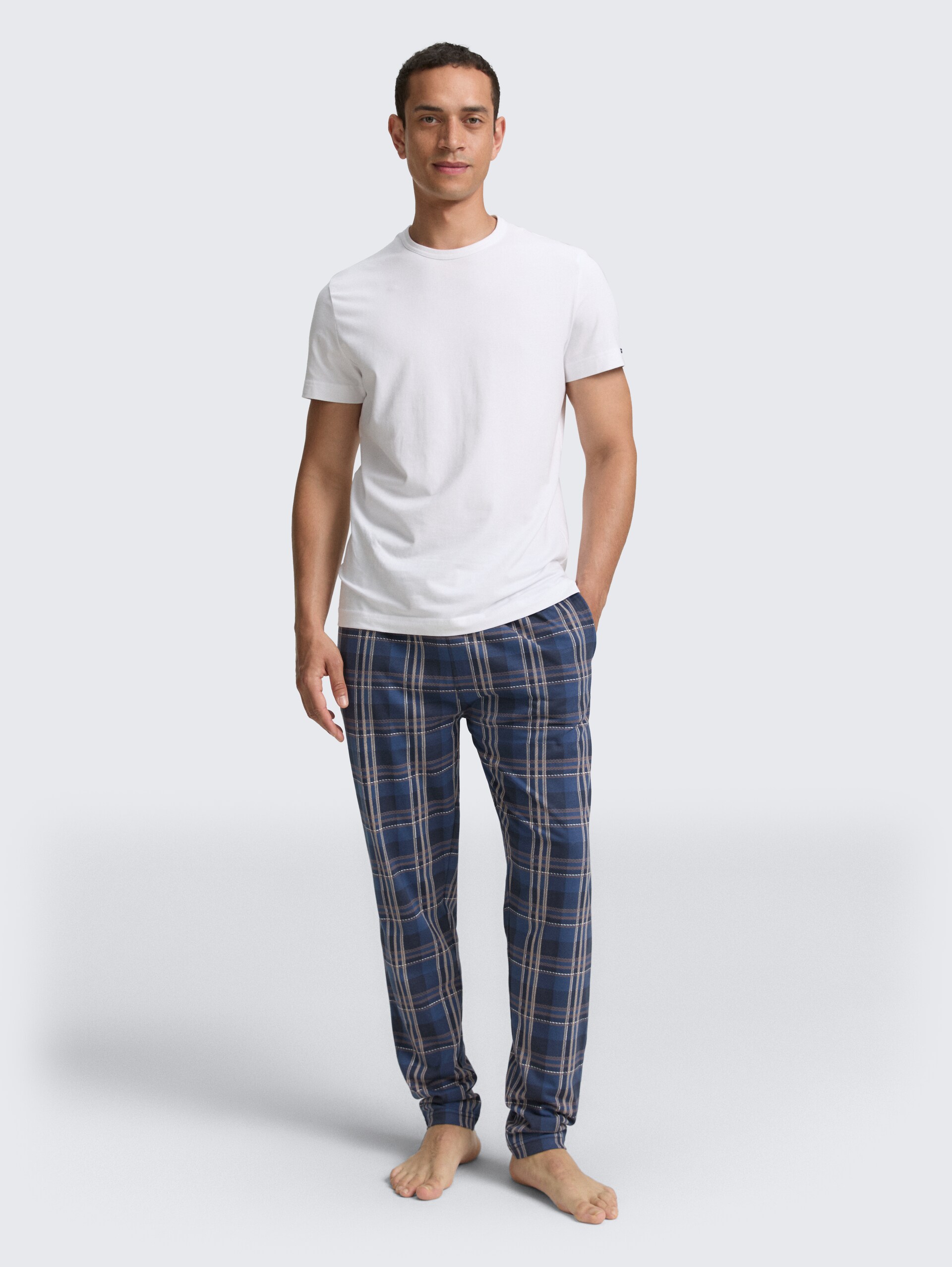 Pyjama-Hose mit Karomuster - blue-medium-check - Model-Vorderansicht