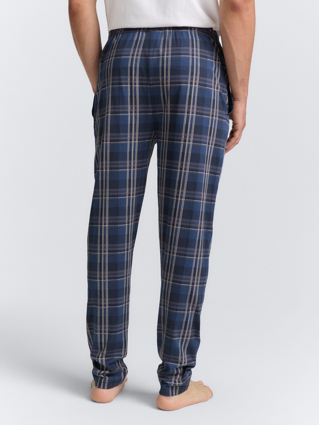 Pyjama-Hose mit Karomuster - blue-medium-check - Auschnitt Model-Rückansicht