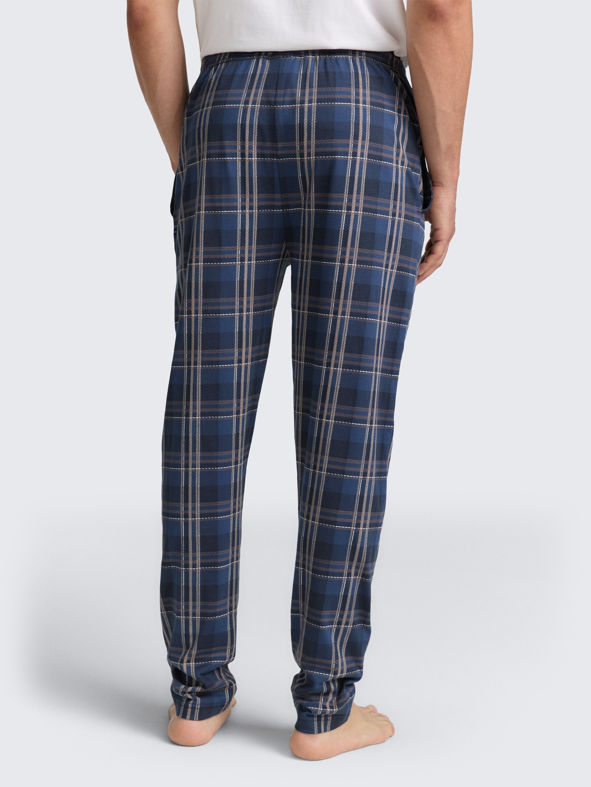 Pyjama-Hose mit Karomuster - blue-medium-check - Auschnitt Model-Rückansicht