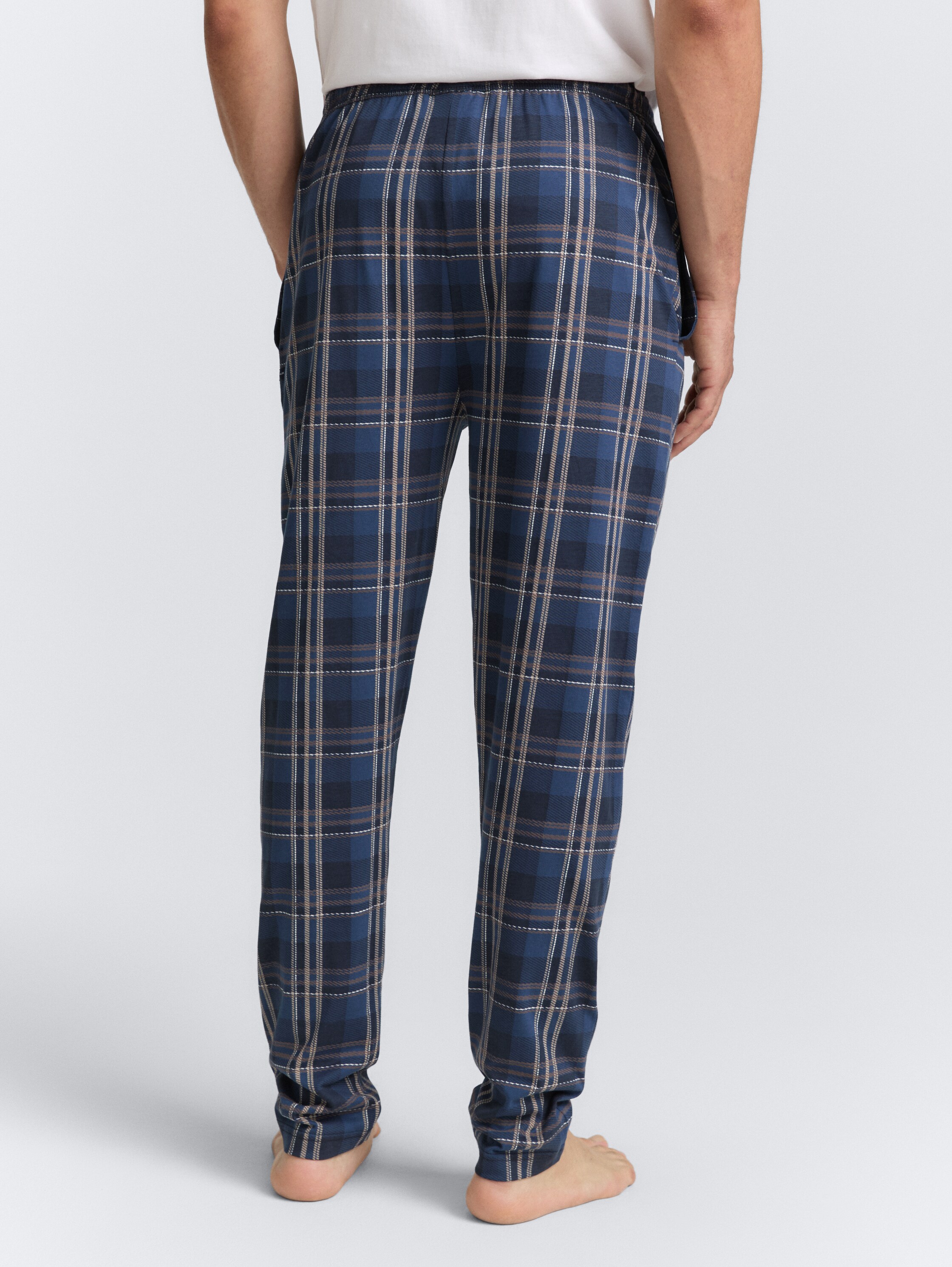 Pyjama-Hose mit Karomuster - blue-medium-check - Auschnitt Model-Rückansicht