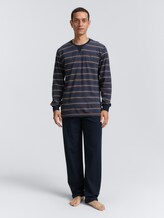Pyjama-Set mit Streifenmuster - brown-dark-ringlet - Model-Vorderansicht