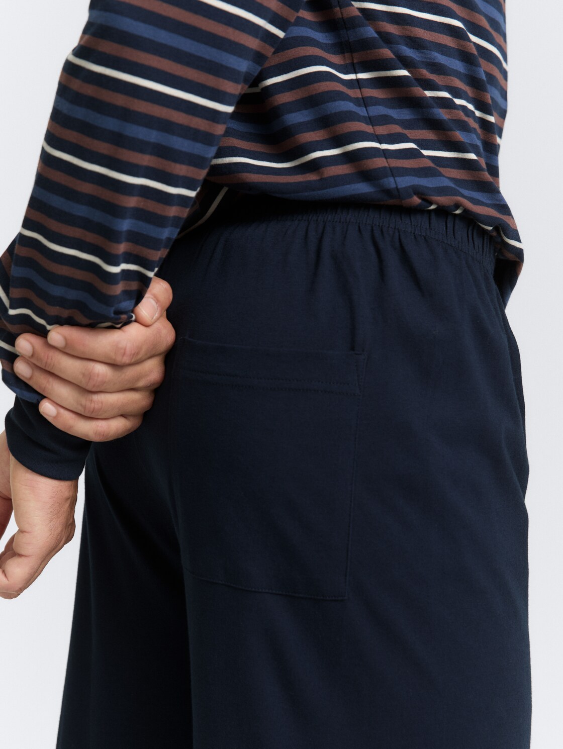 Pyjama-Set mit Streifenmuster - brown-dark-ringlet - Detail-Model-Ansicht